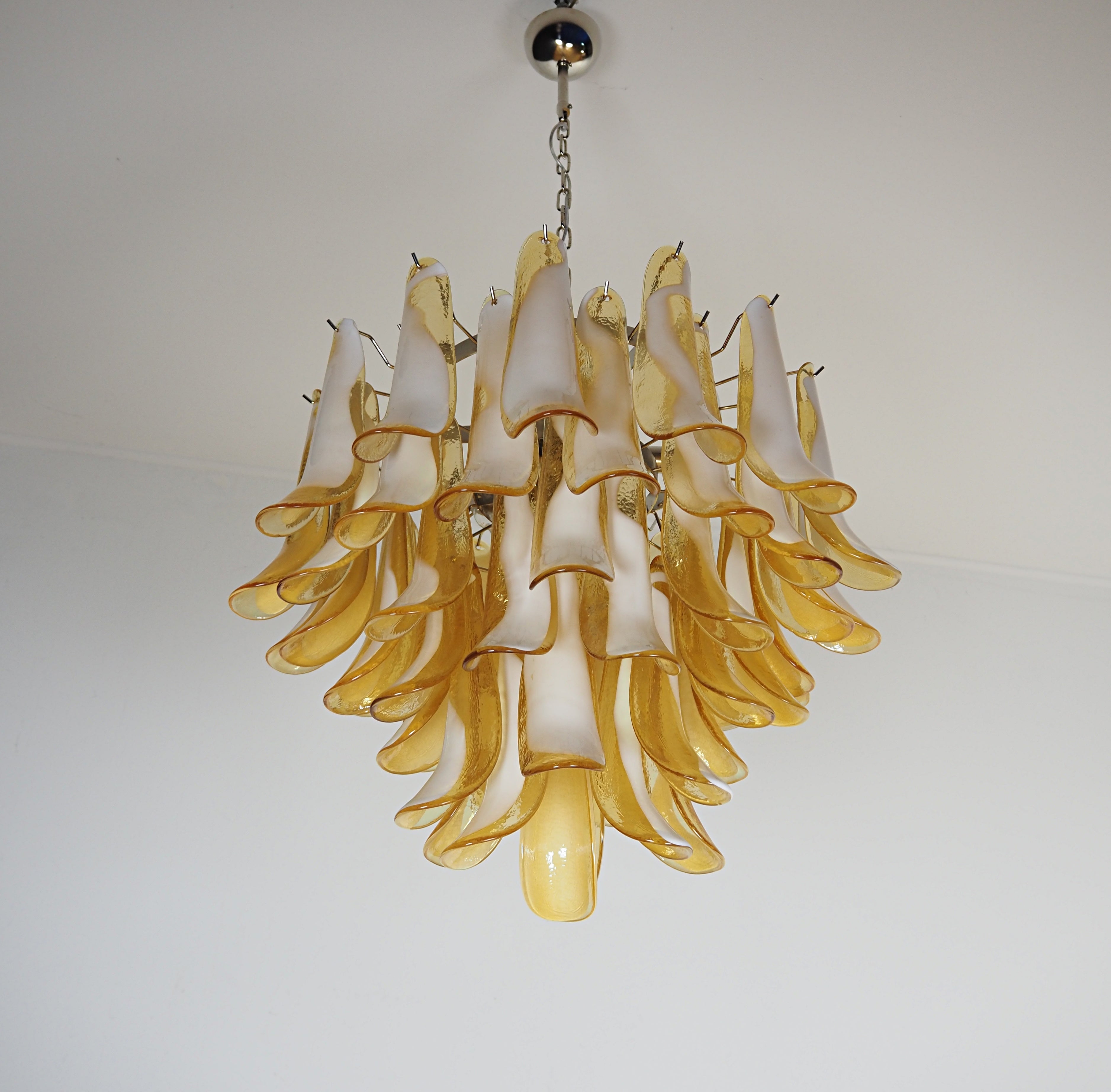 Murano Lysekrone – 53 Karamelfargede Konglebladglass – detalj 4 – Murano Classics