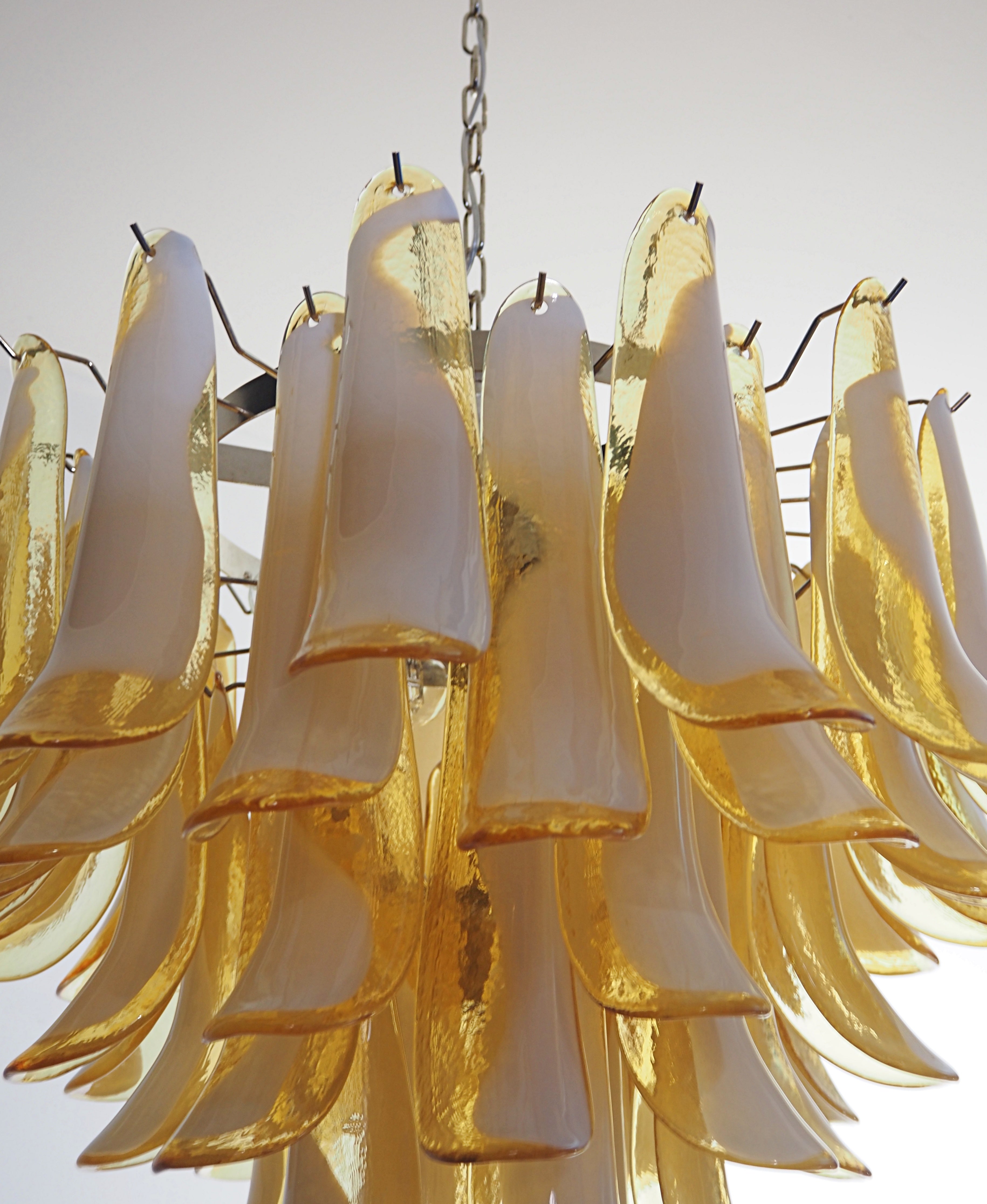 Murano Lysekrone – 53 Karamelfargede Konglebladglass – detalj 3 – Murano Classics