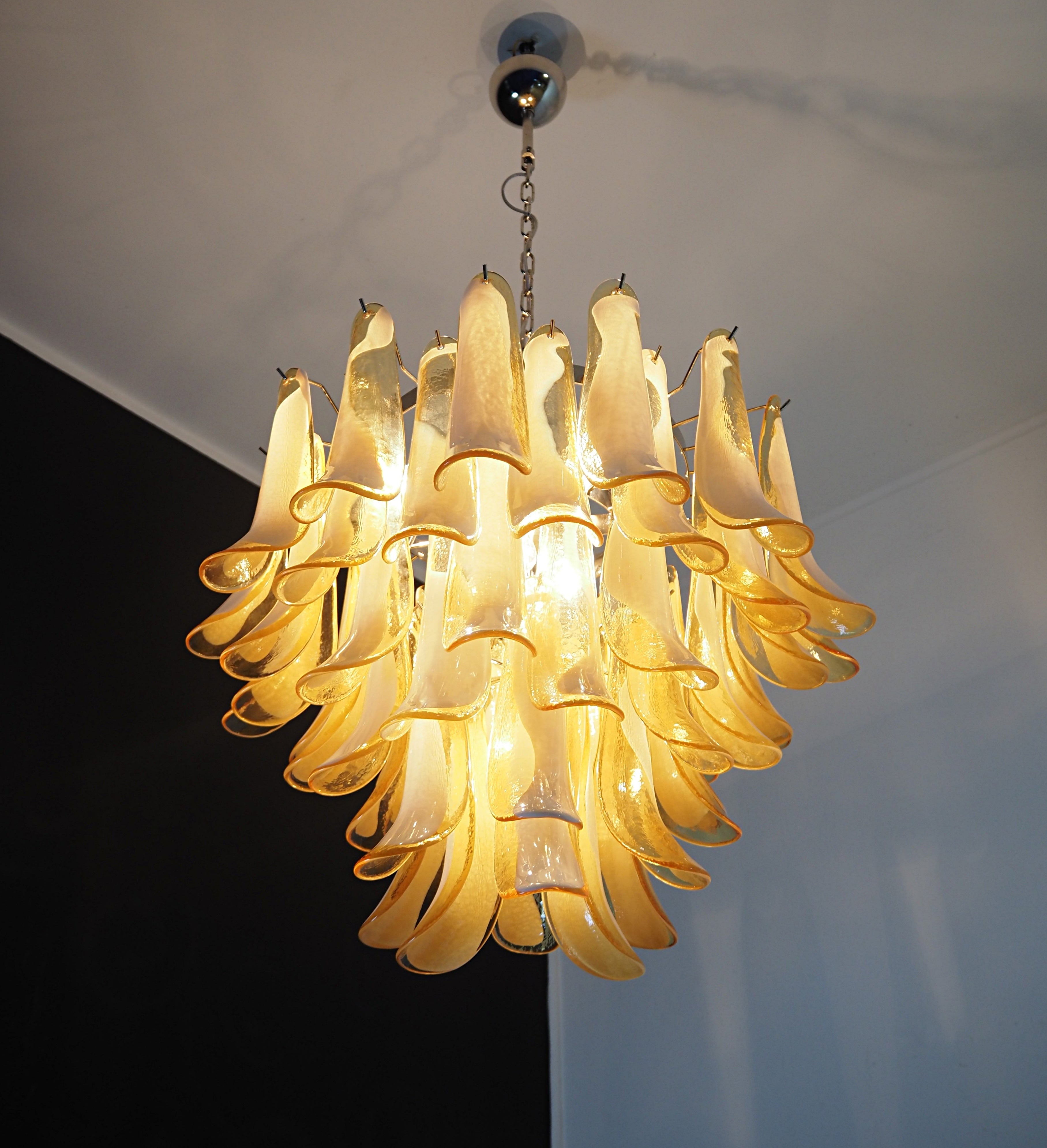 Murano Lysekrone – 53 Karamelfargede Konglebladglass – detalj 10 – Murano Classics