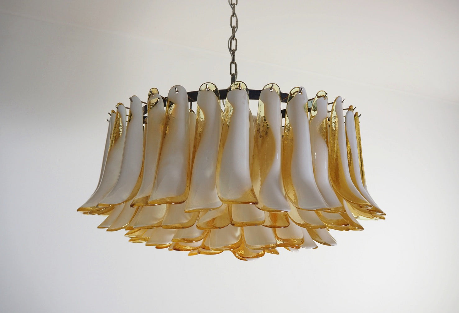 Murano Lysekrone – 101 Karamelfargede Konglebladglass – detalj 2 – Murano Classics
