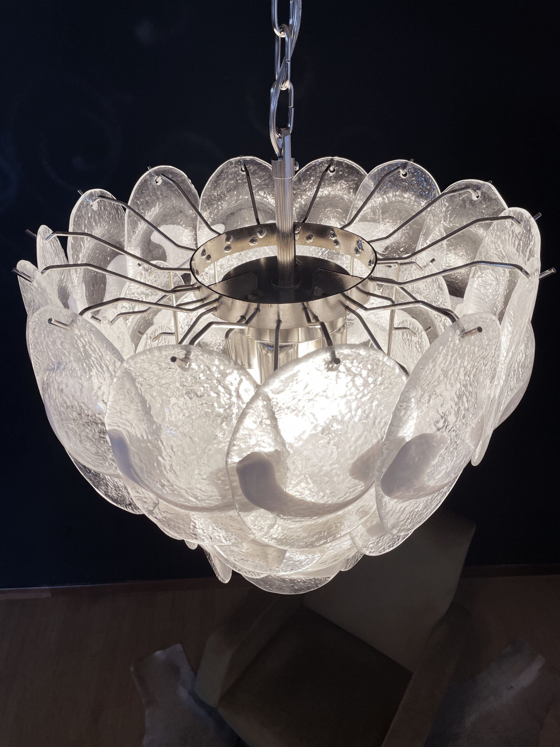 Murano Lysekrone – 41 Hvite Klare Konglebladglass – detalj 3 – Murano Classics
