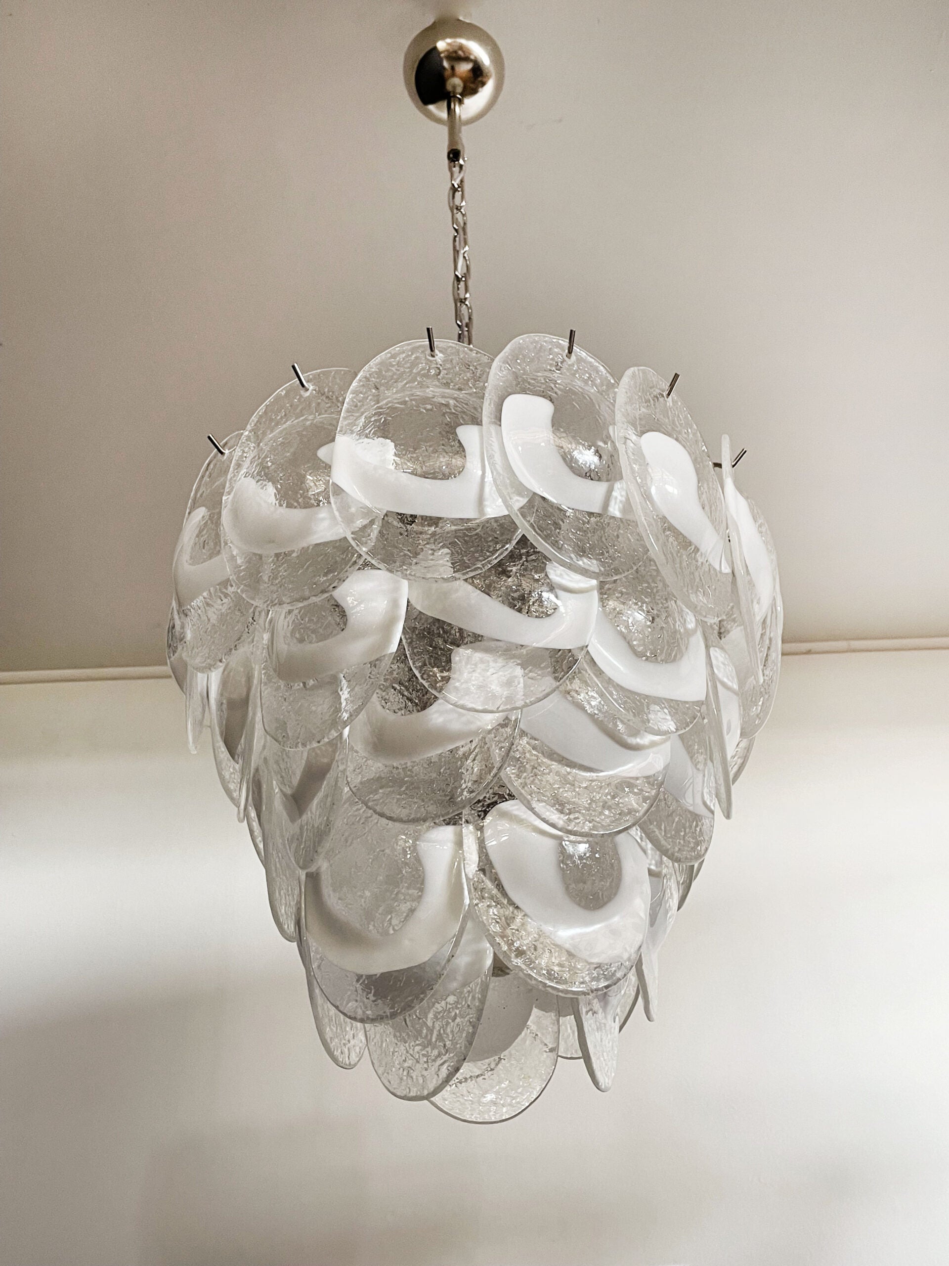 Murano Lysekrone – 41 Hvite Klare Konglebladglass – detalj 8 – Murano Classics