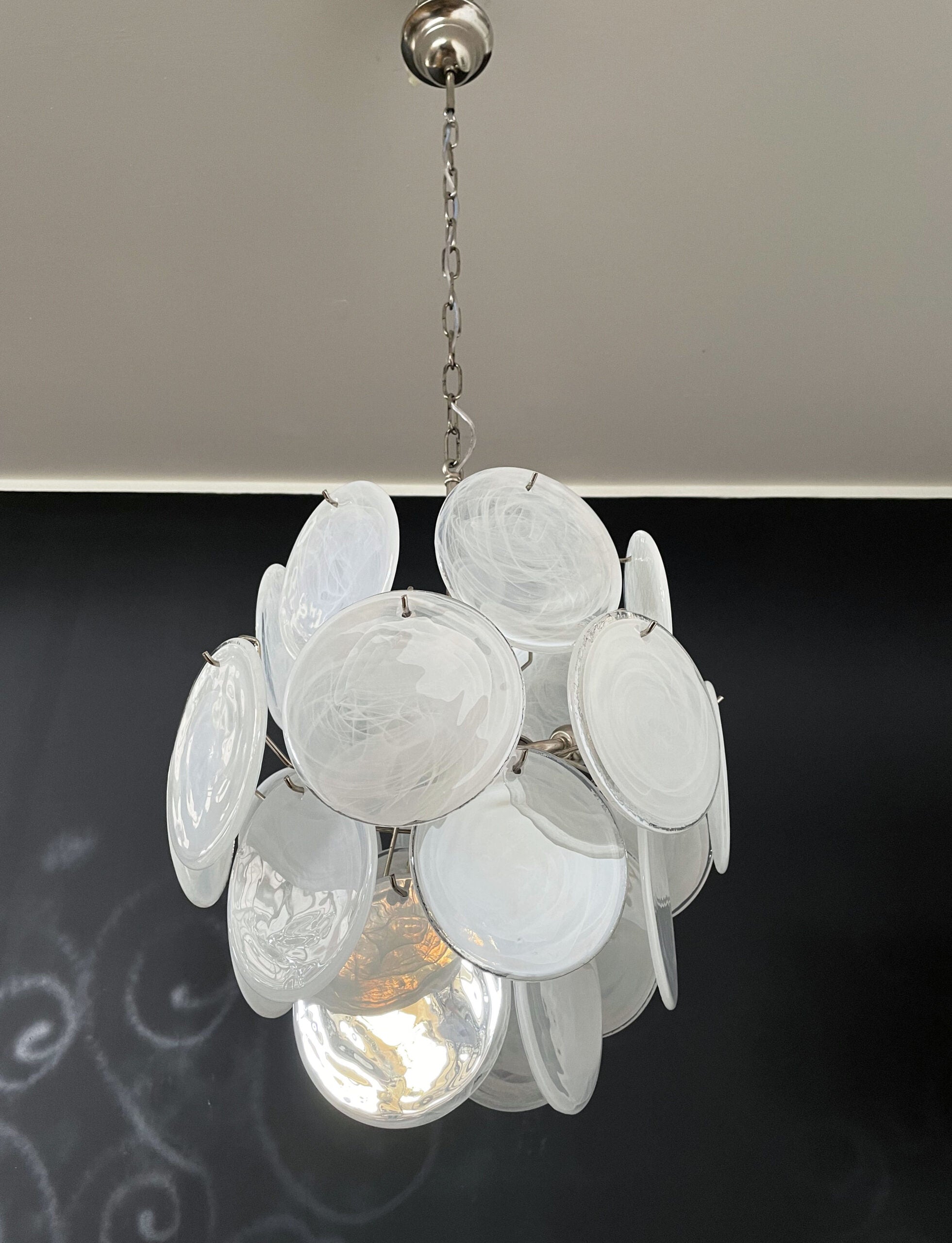 Murano Lysekrone – 24 Hvite Glassdisker – detalj 7 – Murano Classics