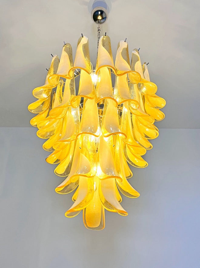 Murano Lysekrone – 52 Hvite Lattimo Karamell Konglebladglass – detalj 4 – Murano Classics