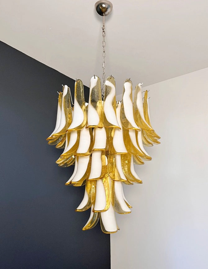 Murano Lysekrone – 52 Hvite Lattimo Karamell Konglebladglass – detalj 2 – Murano Classics