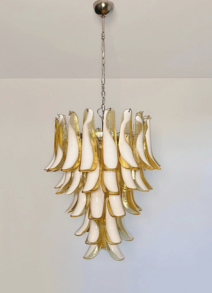 Murano Lysekrone – 52 Hvite Lattimo Karamell Konglebladglass – detalj 7 – Murano Classics