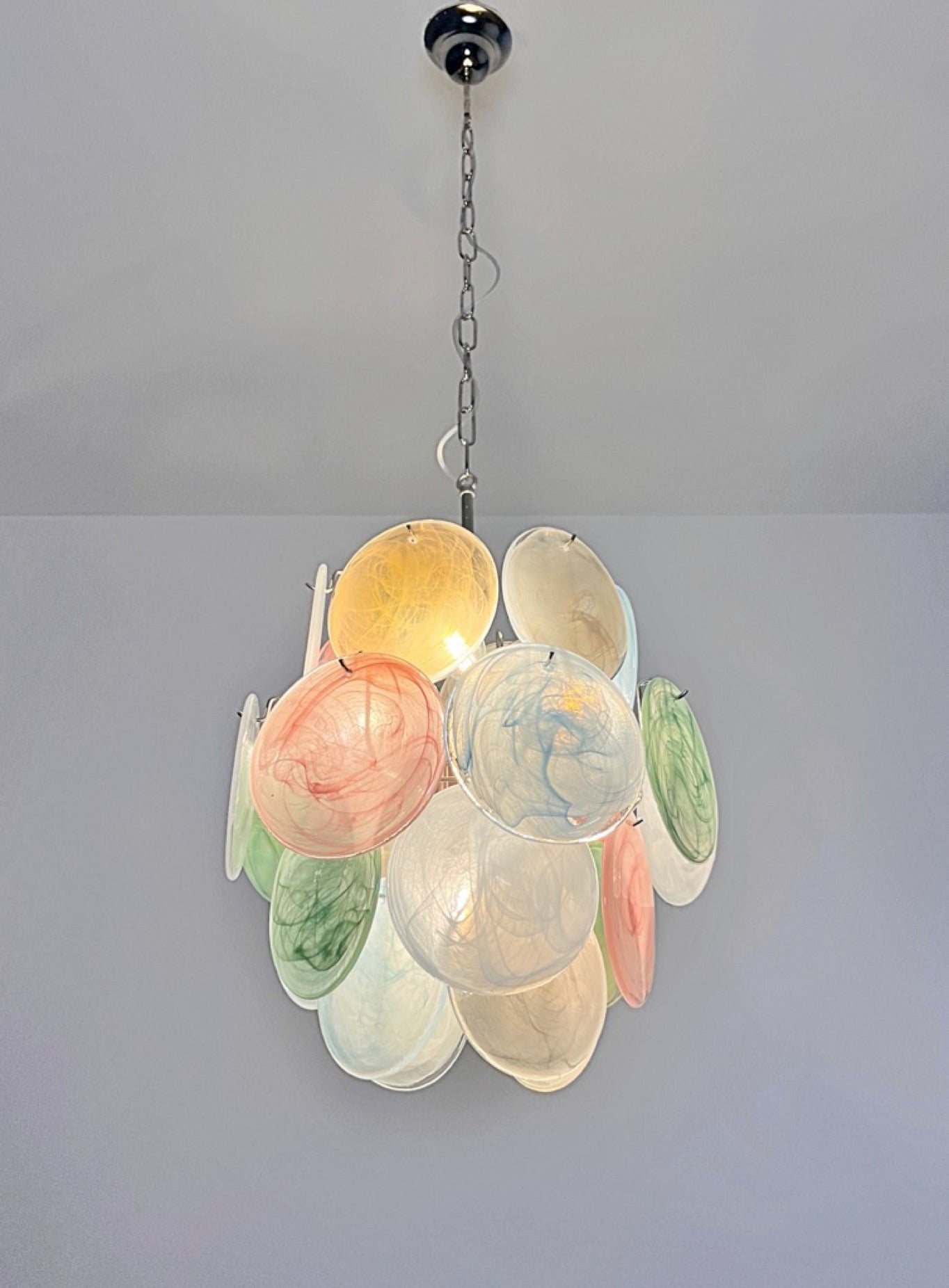 Murano Lysekrone – 24 Multifarget Alabaster Diskglass – detalj 3 – Murano Classics