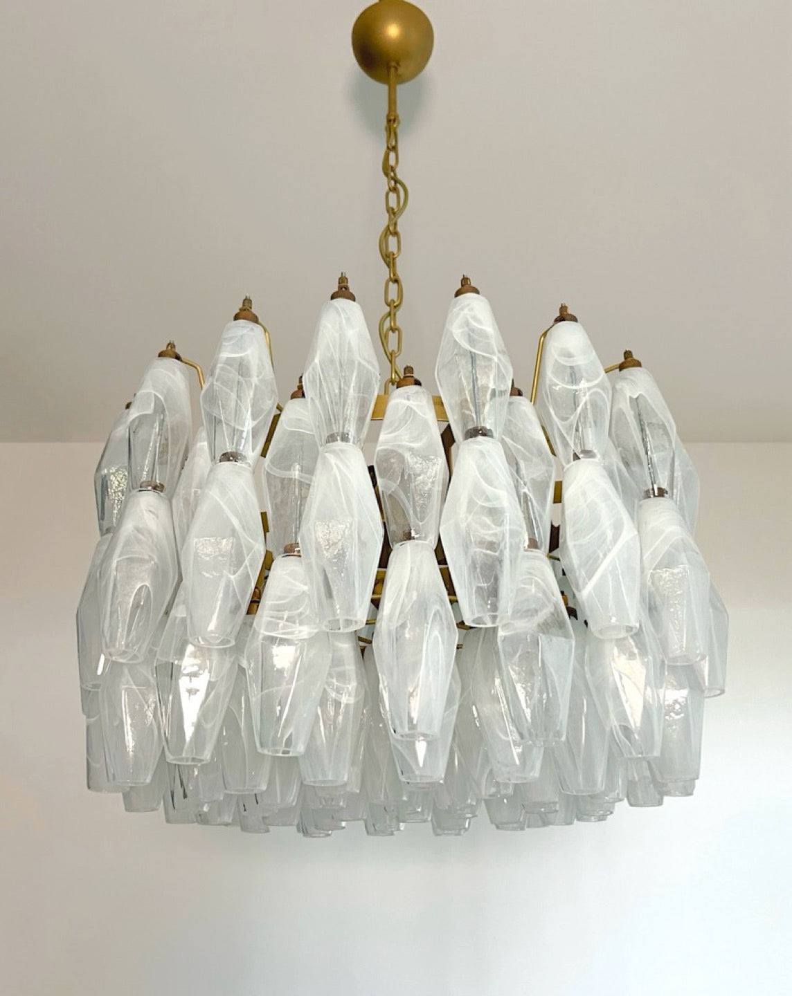 Amazing Murano glass Candelier – 107 white alabaster poliedri