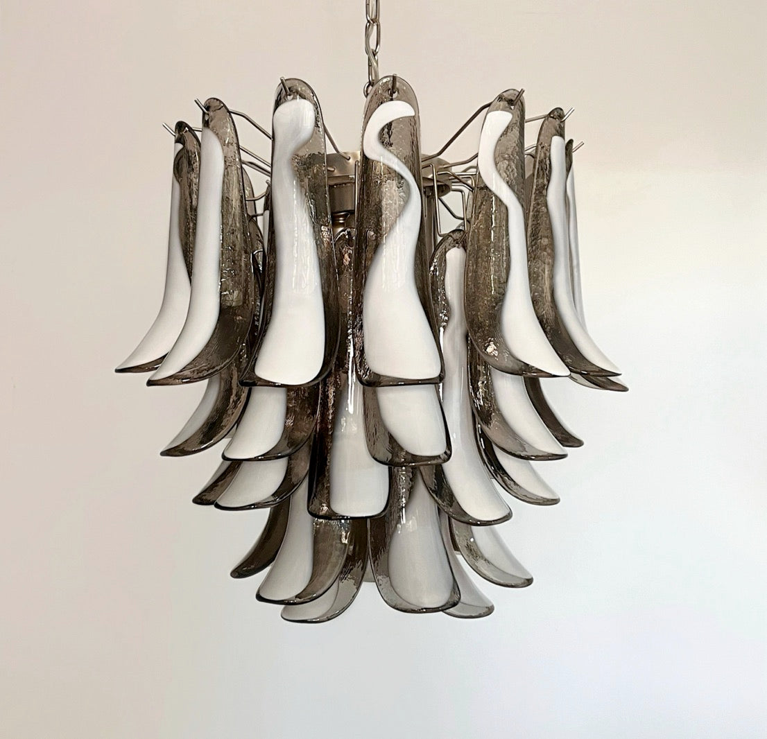 Italian vintage Murano chandelier – Mazzega – 41 smoked lattimo glass petals