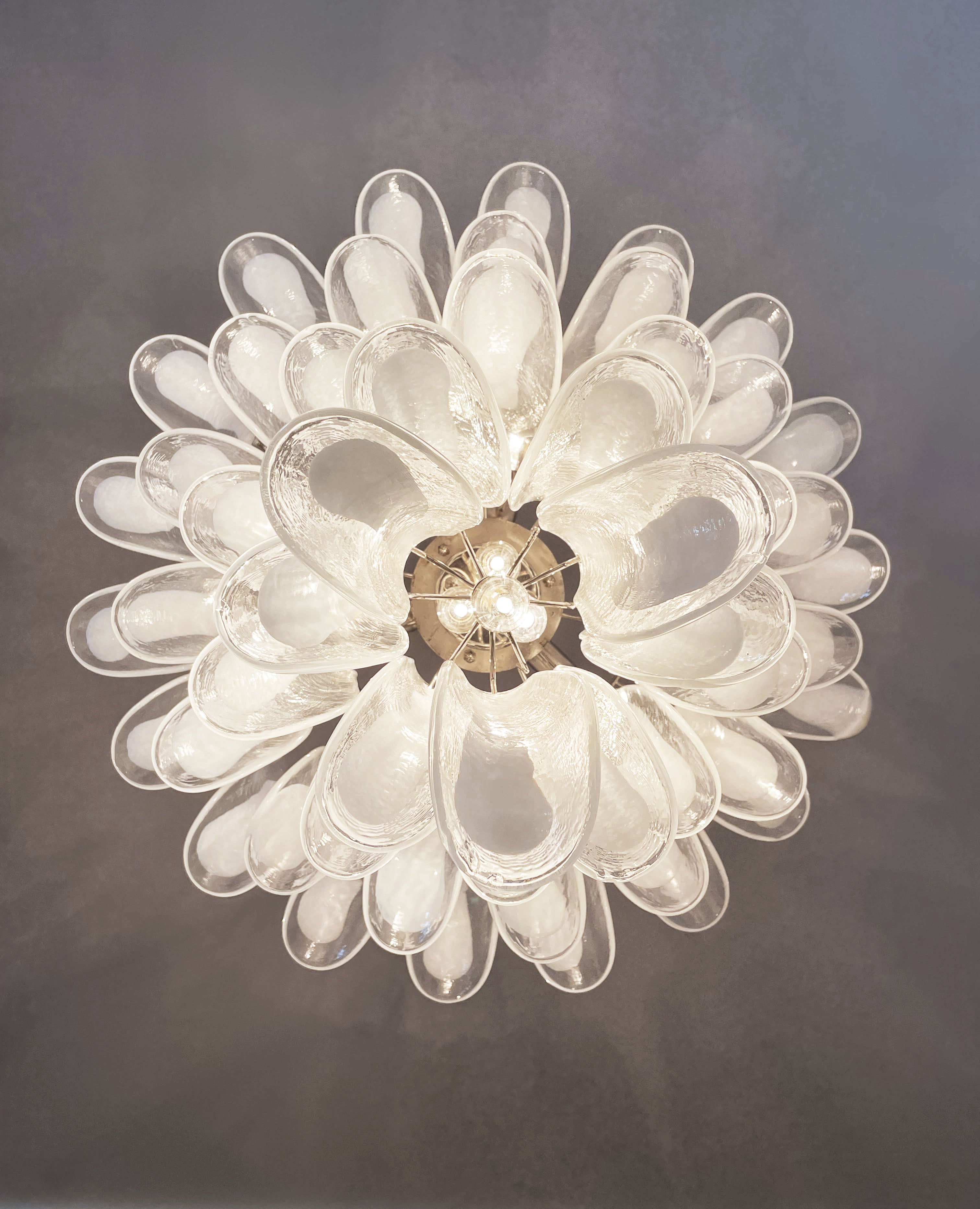 Murano Lysekrone | 52 Hvite Konglebladglass