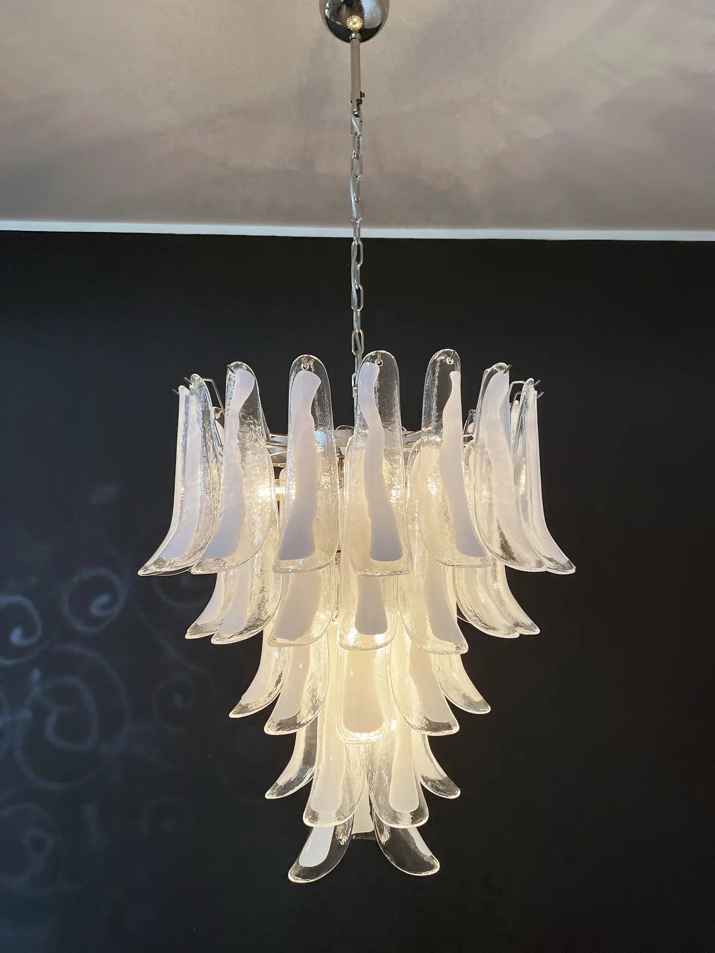 Murano Lysekrone | 52 Hvite Konglebladglass