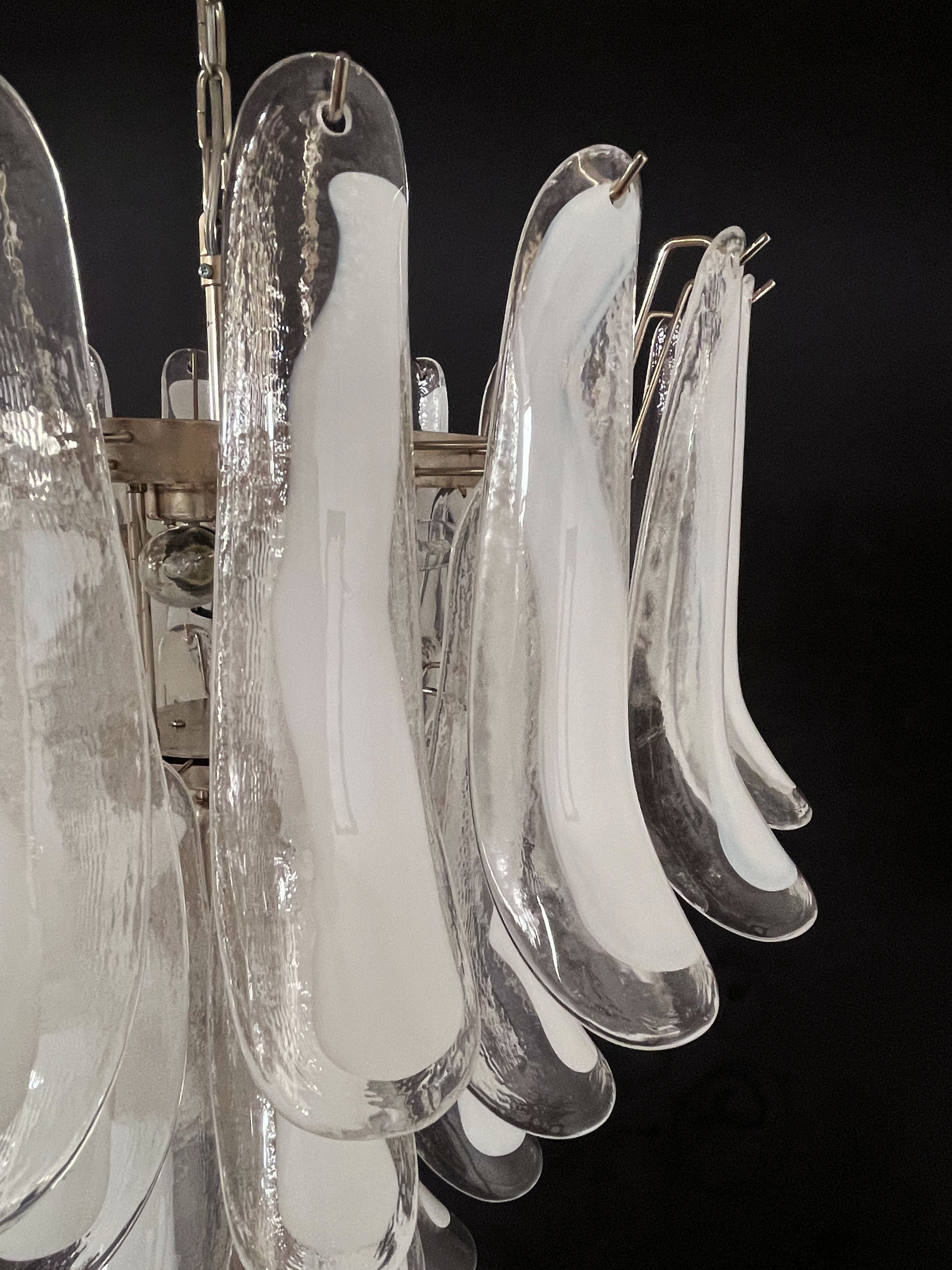 Murano Lysekrone – 52 Hvite Konglebladglass – detalj 10 – Murano Classics