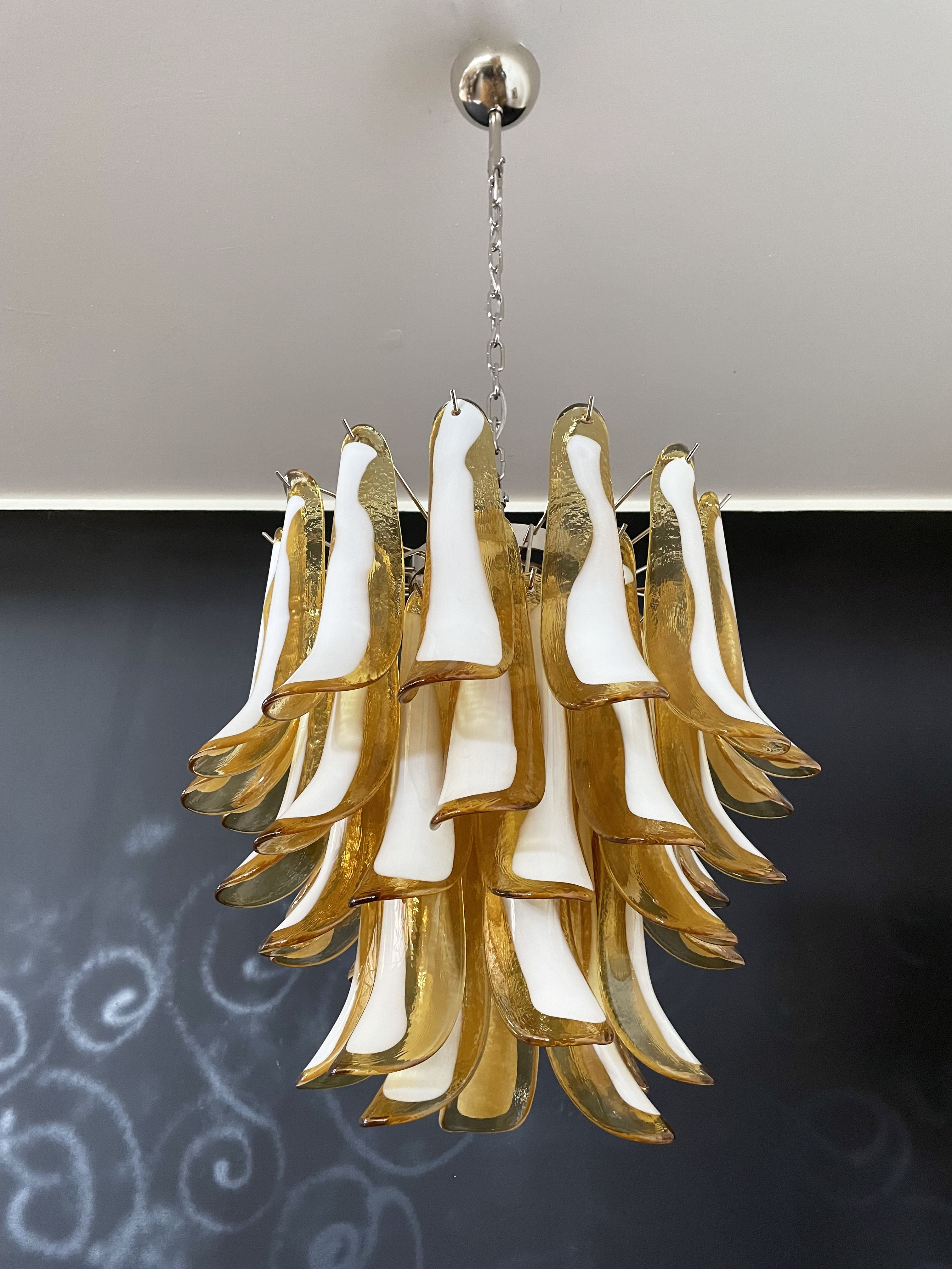 Murano Lysekrone – 41 Karamelfargede Konglebladglass – detalj 2 – Murano Classics