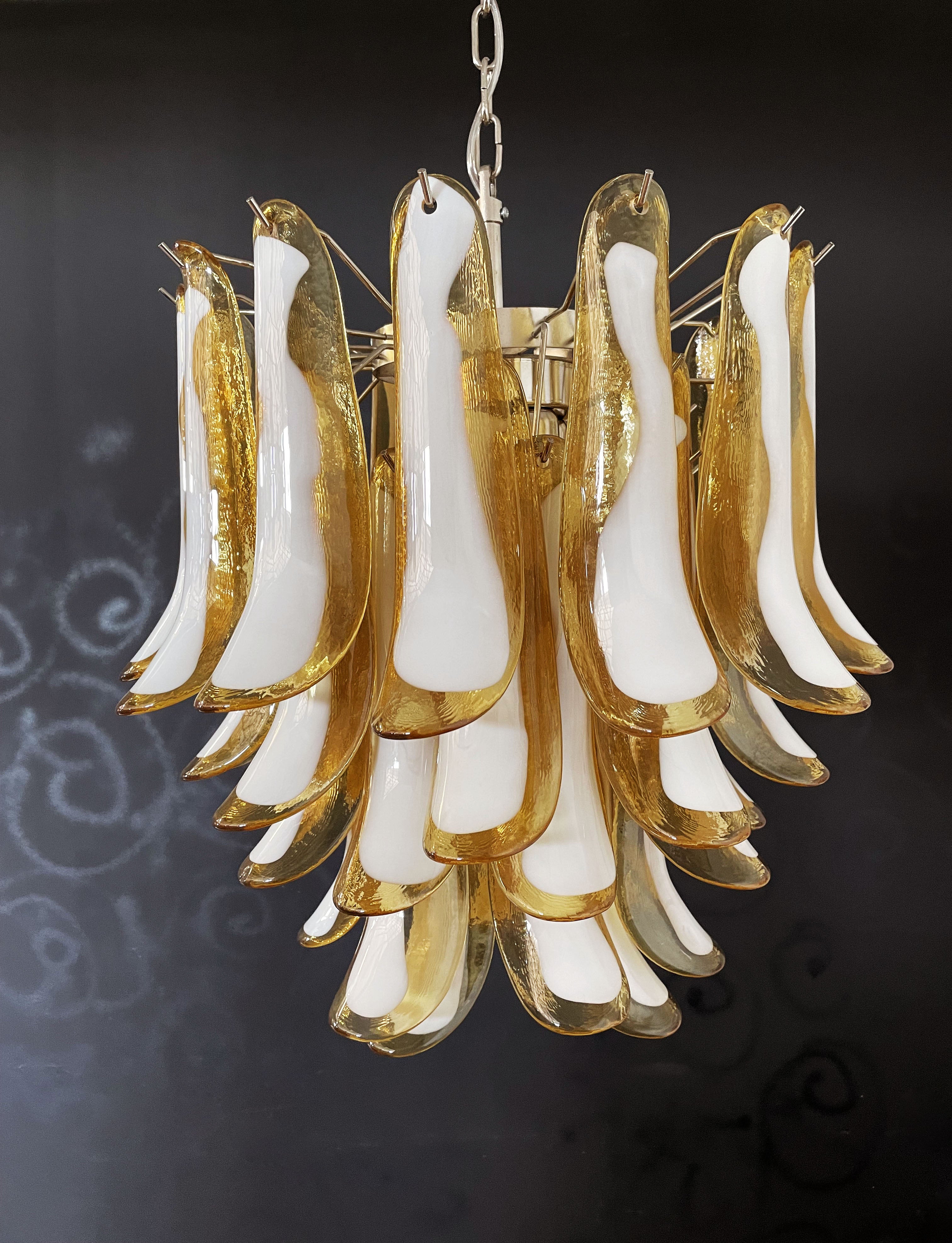 Murano Lysekrone – 41 Karamelfargede Konglebladglass – Murano Classics