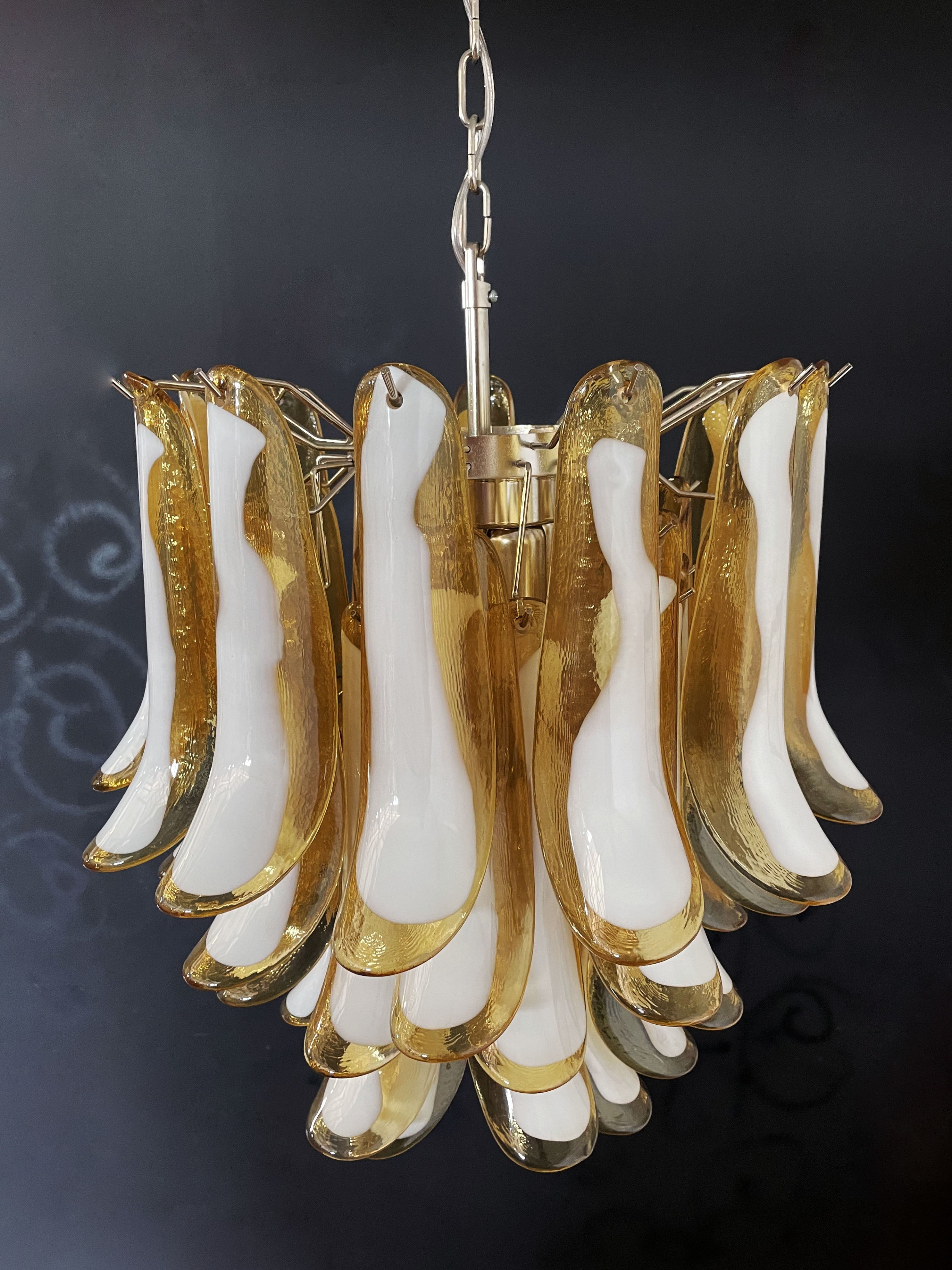 Murano Lysekrone – 41 Karamelfargede Konglebladglass – detalj 5 – Murano Classics