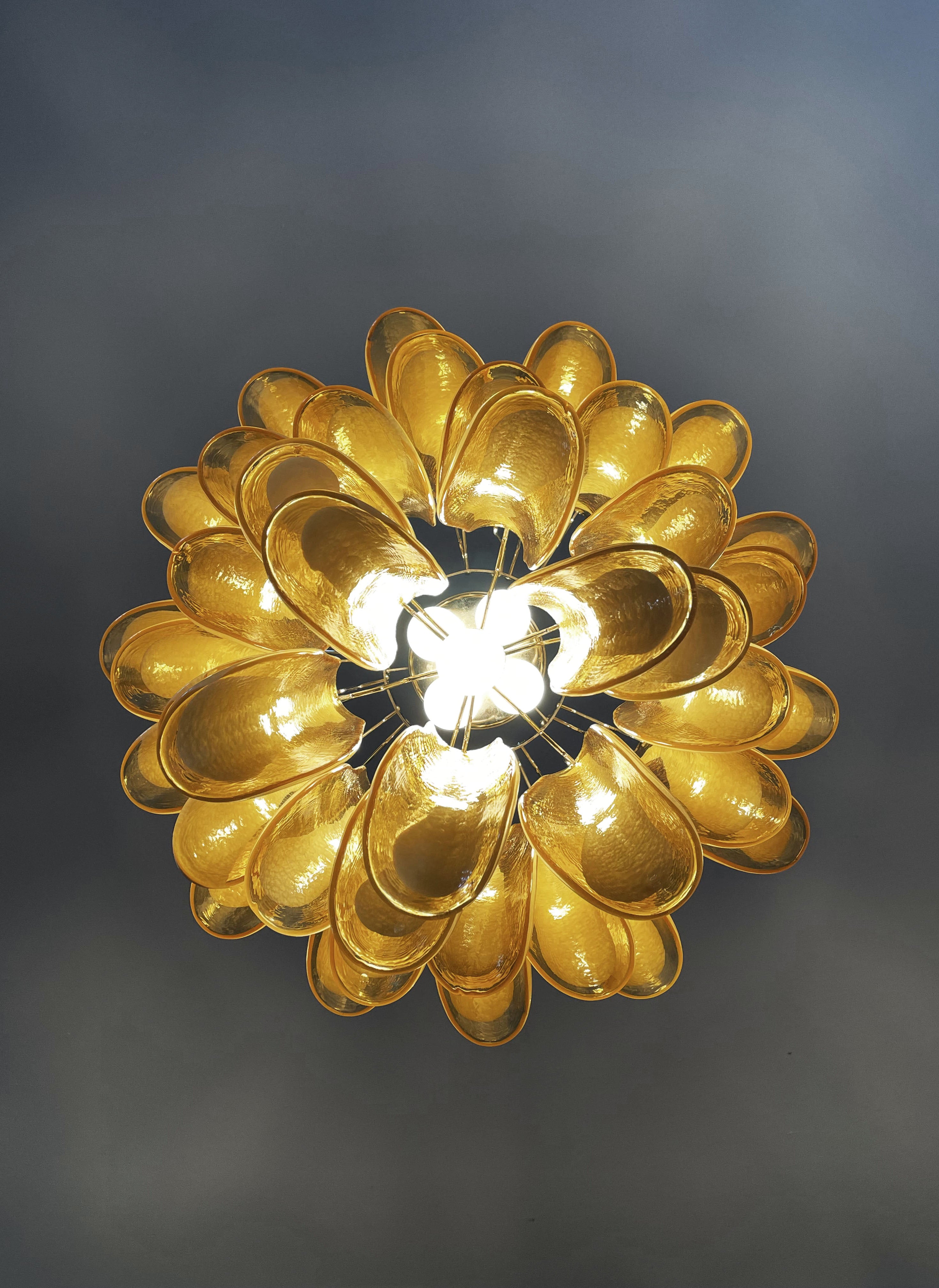 Murano Lysekrone – 41 Karamelfargede Konglebladglass – detalj 7 – Murano Classics