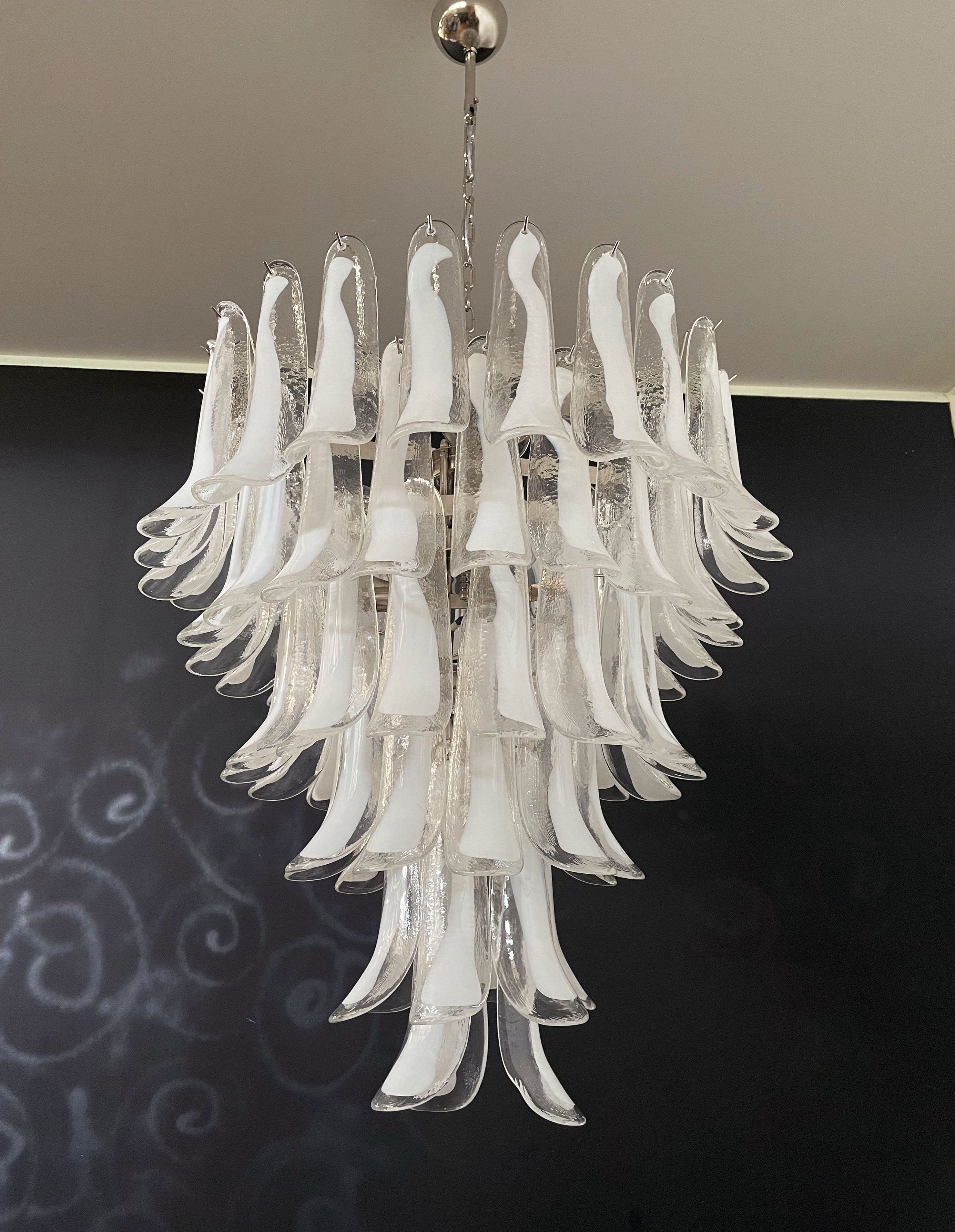 Murano Lysekrone – 75 Hvite Konglebladglass – detalj 3 – Murano Classics