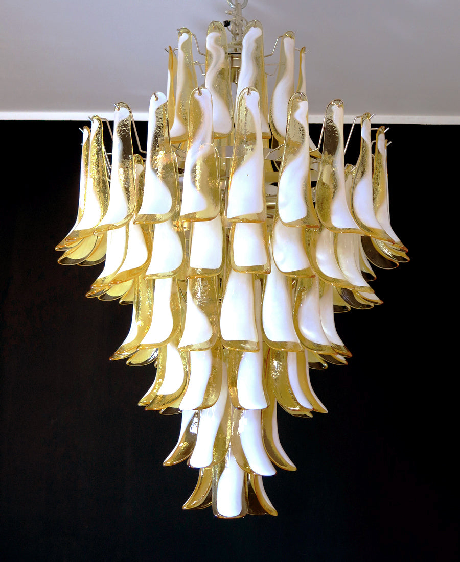 Murano Lysekrone – 85 Karamelfargede Konglebladglass – Murano Classics