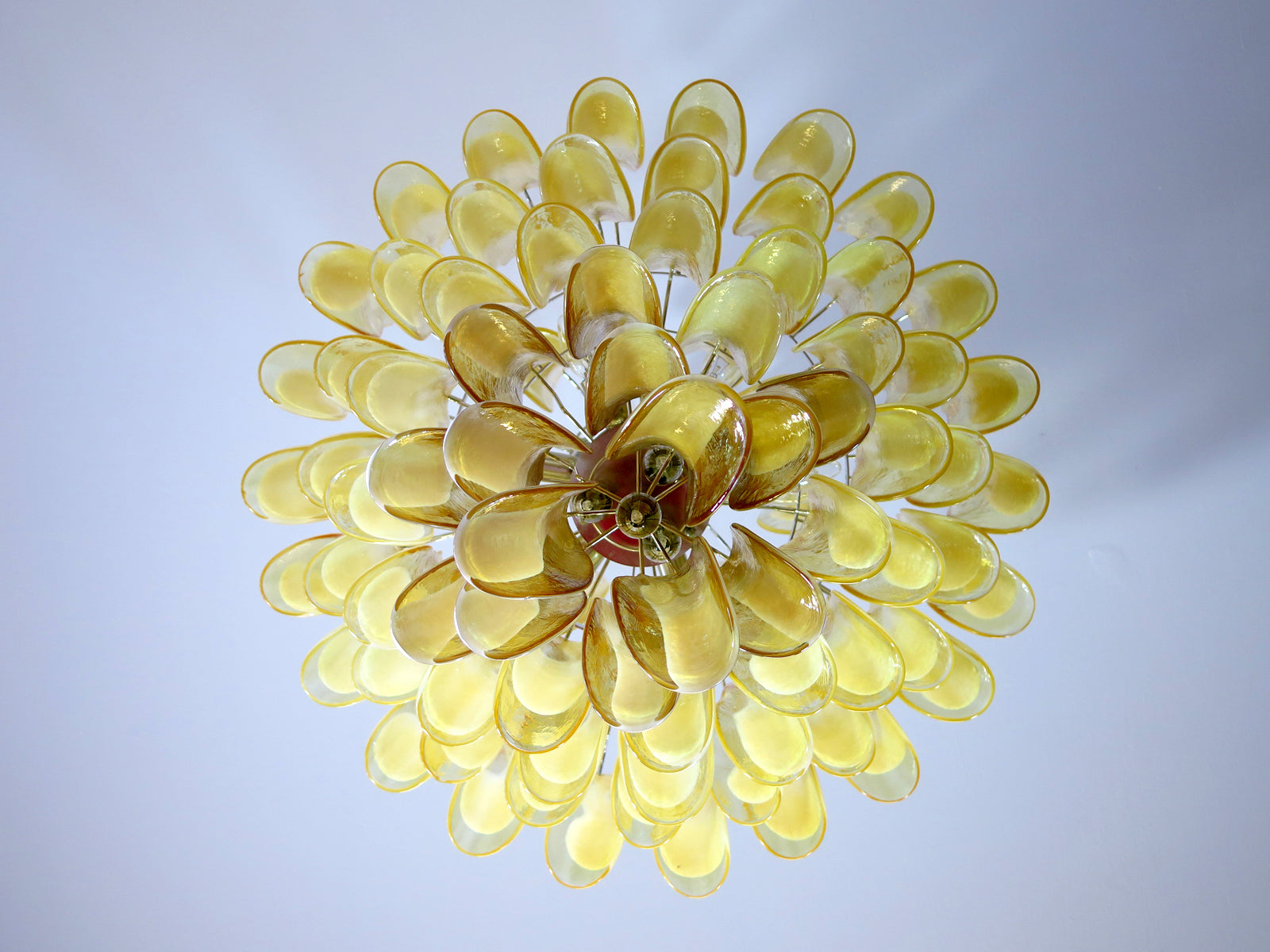Murano Lysekrone – 85 Karamelfargede Konglebladglass – detalj 1 – Murano Classics