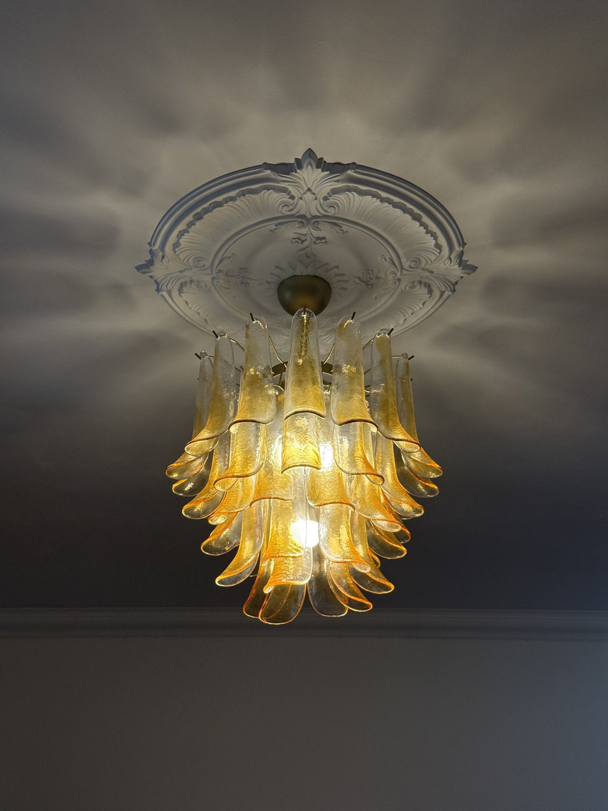 Murano Lysekrone – 41 Gule Konglebladglass – miljøbilde 5 – Murano Classics