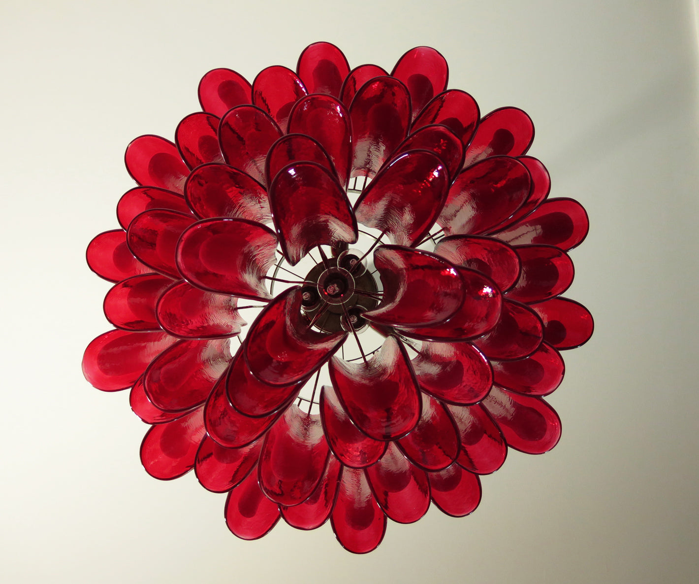 Murano Lysekrone – 53 Rød Konglebladglass – detalj 1 – Murano Classics