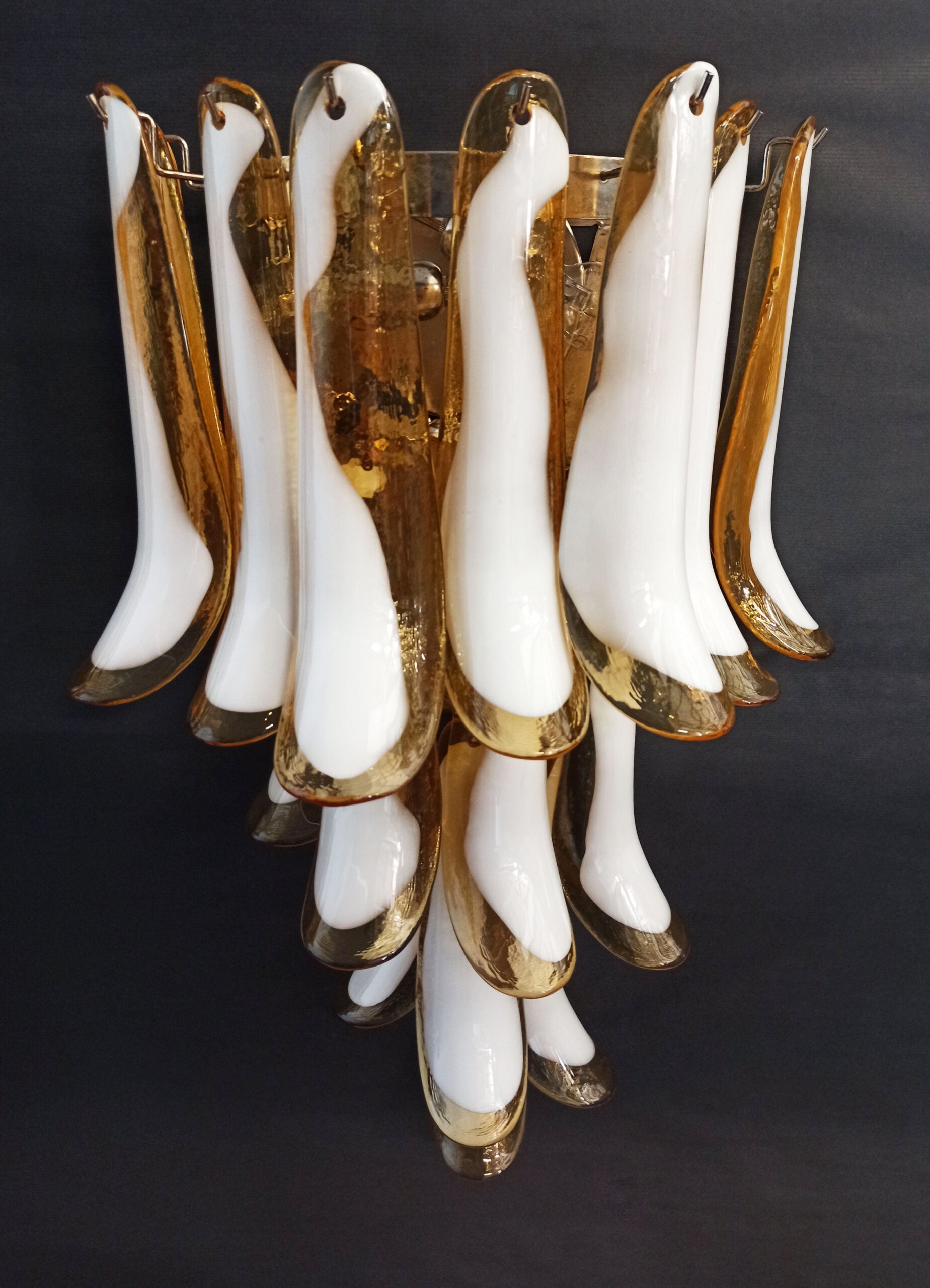 Murano Vegglampe – 16 Karamelfargede Konglebladglass – 2 stk – detalj 3 – Murano Classics