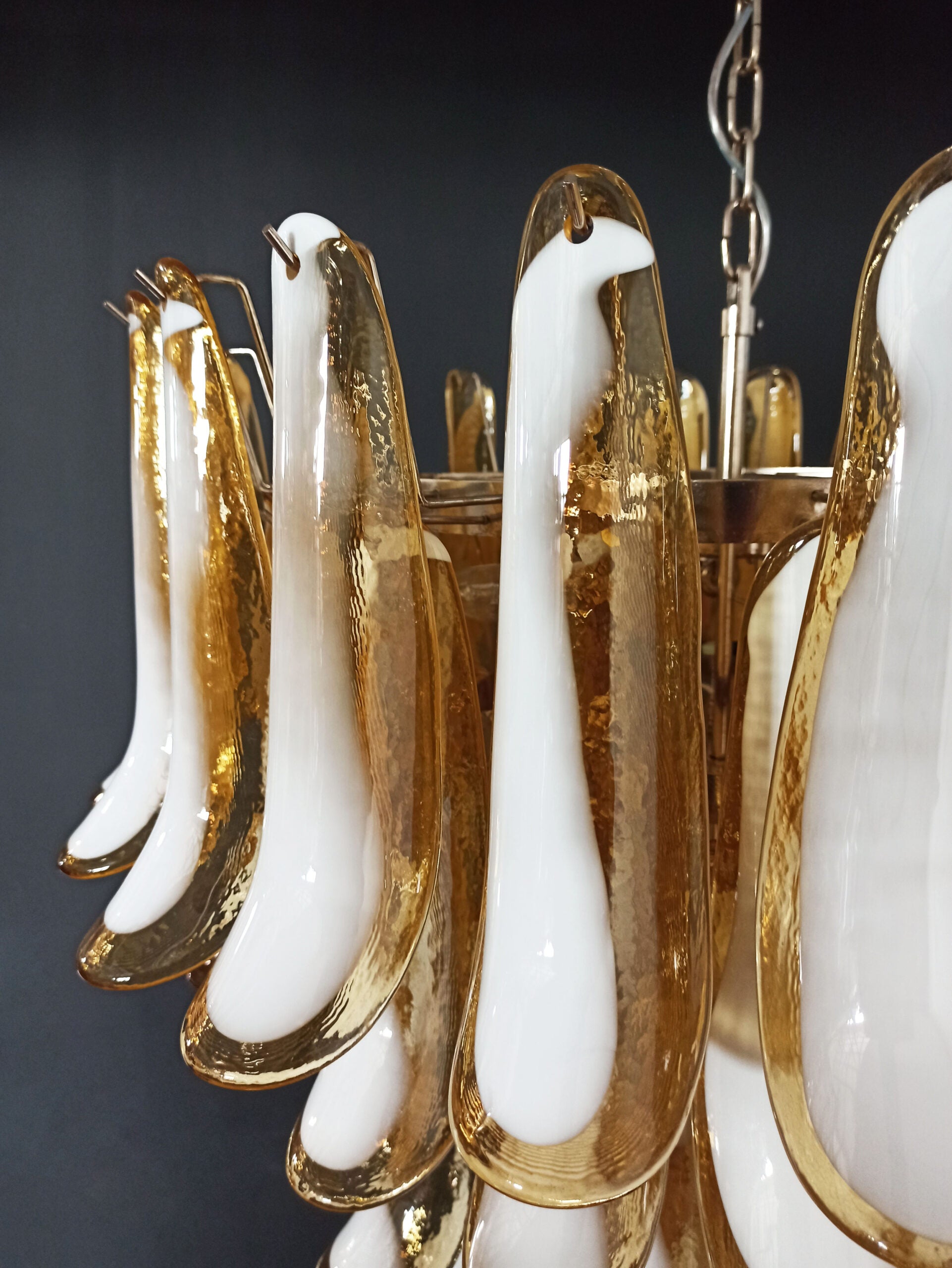 Murano Lysekrone – 75 Karamelfargede Konglebladglass – detalj 2 – Murano Classics