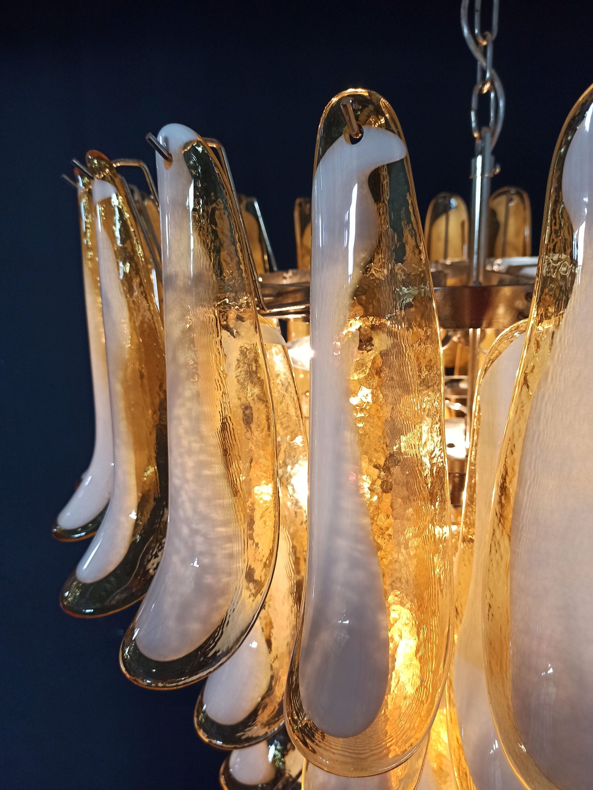 Murano Lysekrone – 75 Karamelfargede Konglebladglass – detalj 5 – Murano Classics