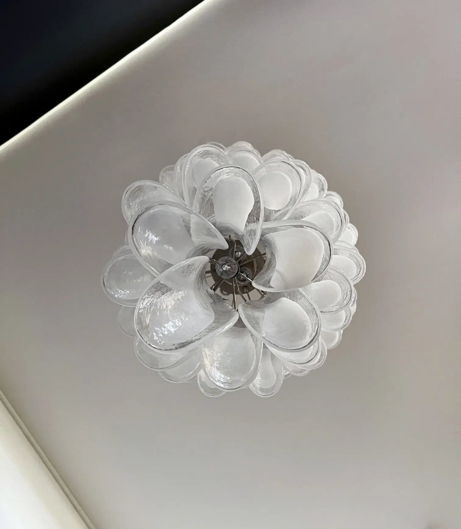Murano Lysekrone – 83 Hvite Konglebladglass – detalj 1 – Murano Classics