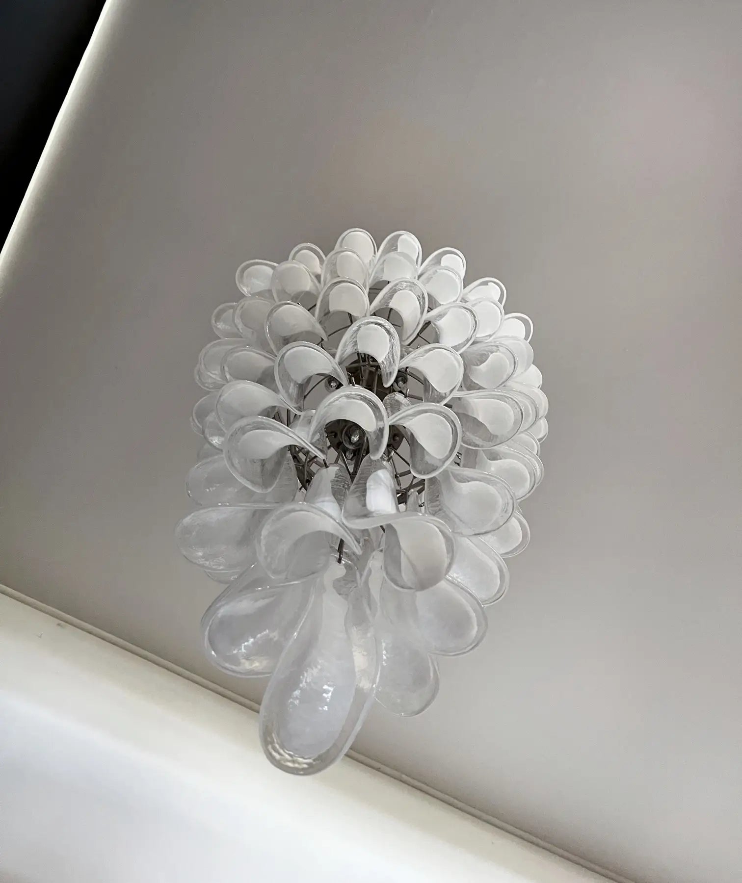 Murano Lysekrone – 83 Hvite Konglebladglass – detalj 3 – Murano Classics