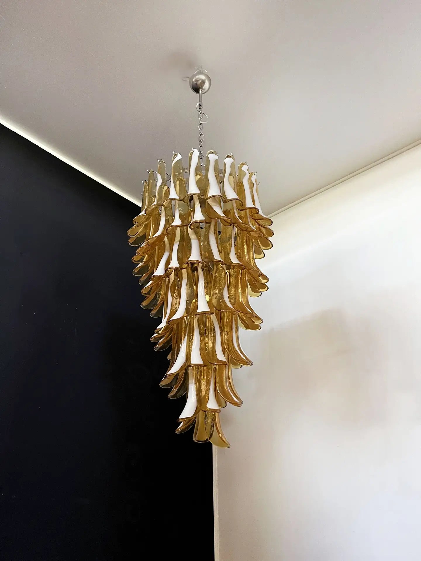 Murano Lysekrone – 83 Karamelfargede Konglebladglass – detalj 3 – Murano Classics