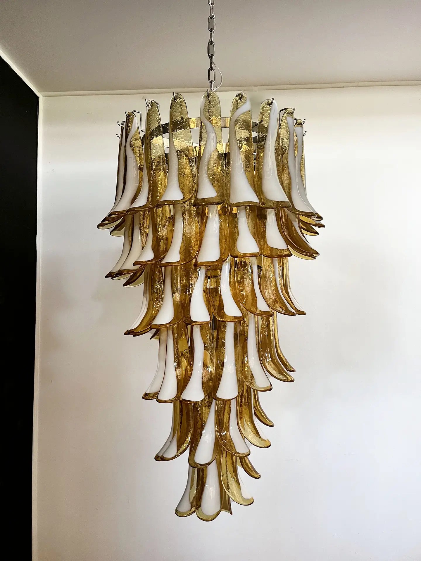 Murano Lysekrone – 83 Karamelfargede Konglebladglass – detalj 2 – Murano Classics
