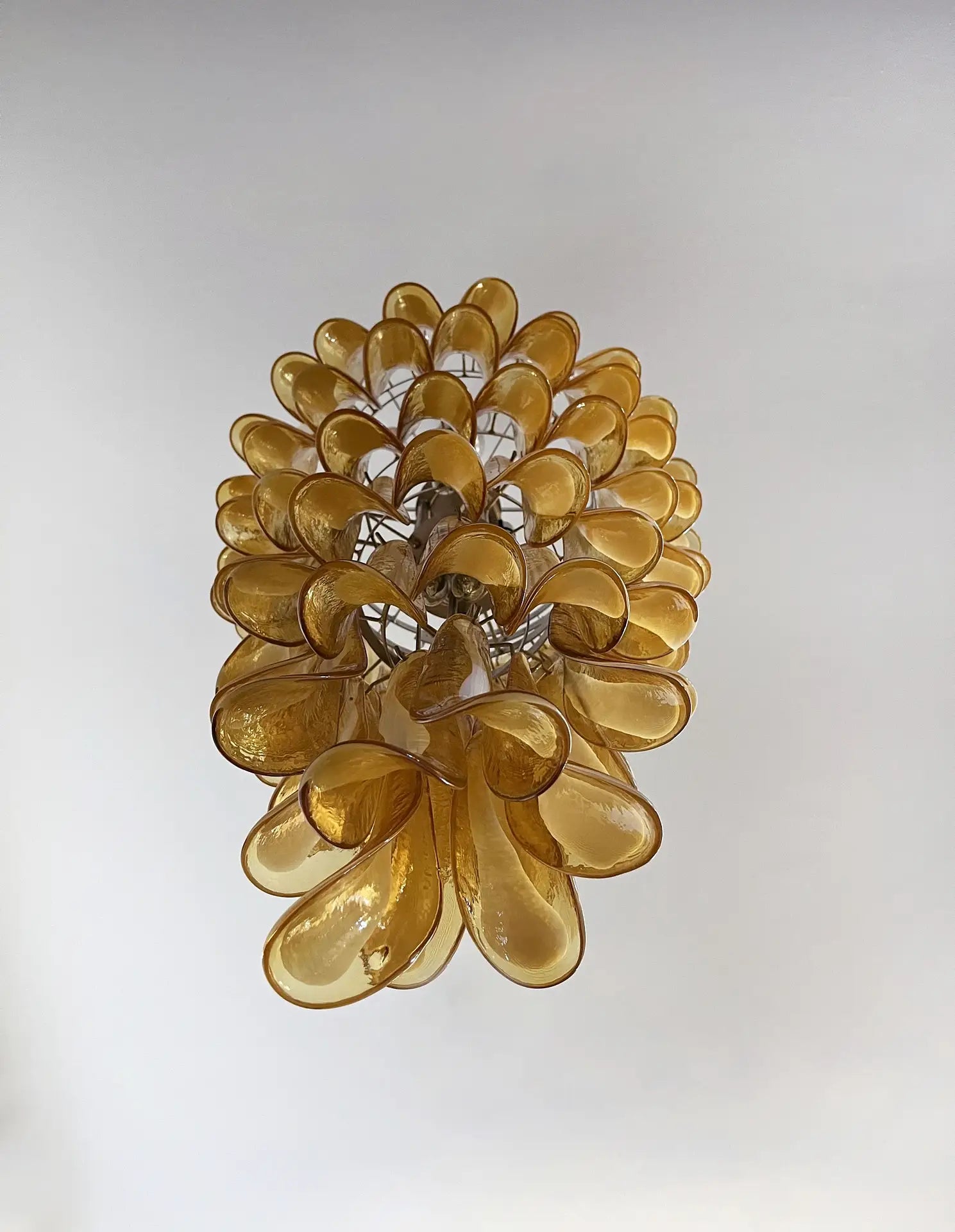 Murano Lysekrone – 83 Karamelfargede Konglebladglass – detalj 1 – Murano Classics