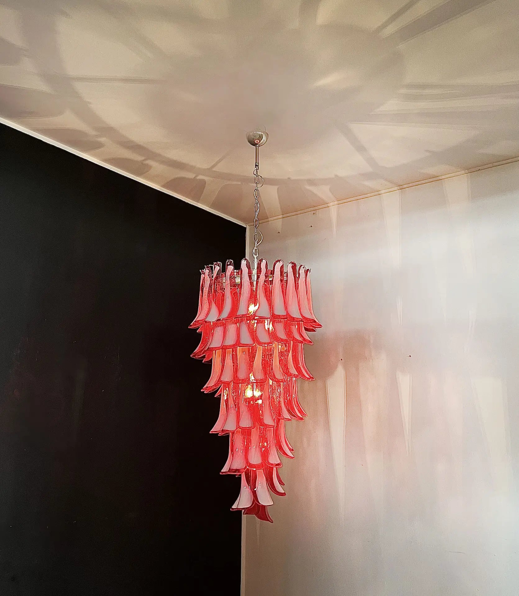 Murano Lysekrone – 83 Røde Konglebladglass – detalj 6 – Murano Classics