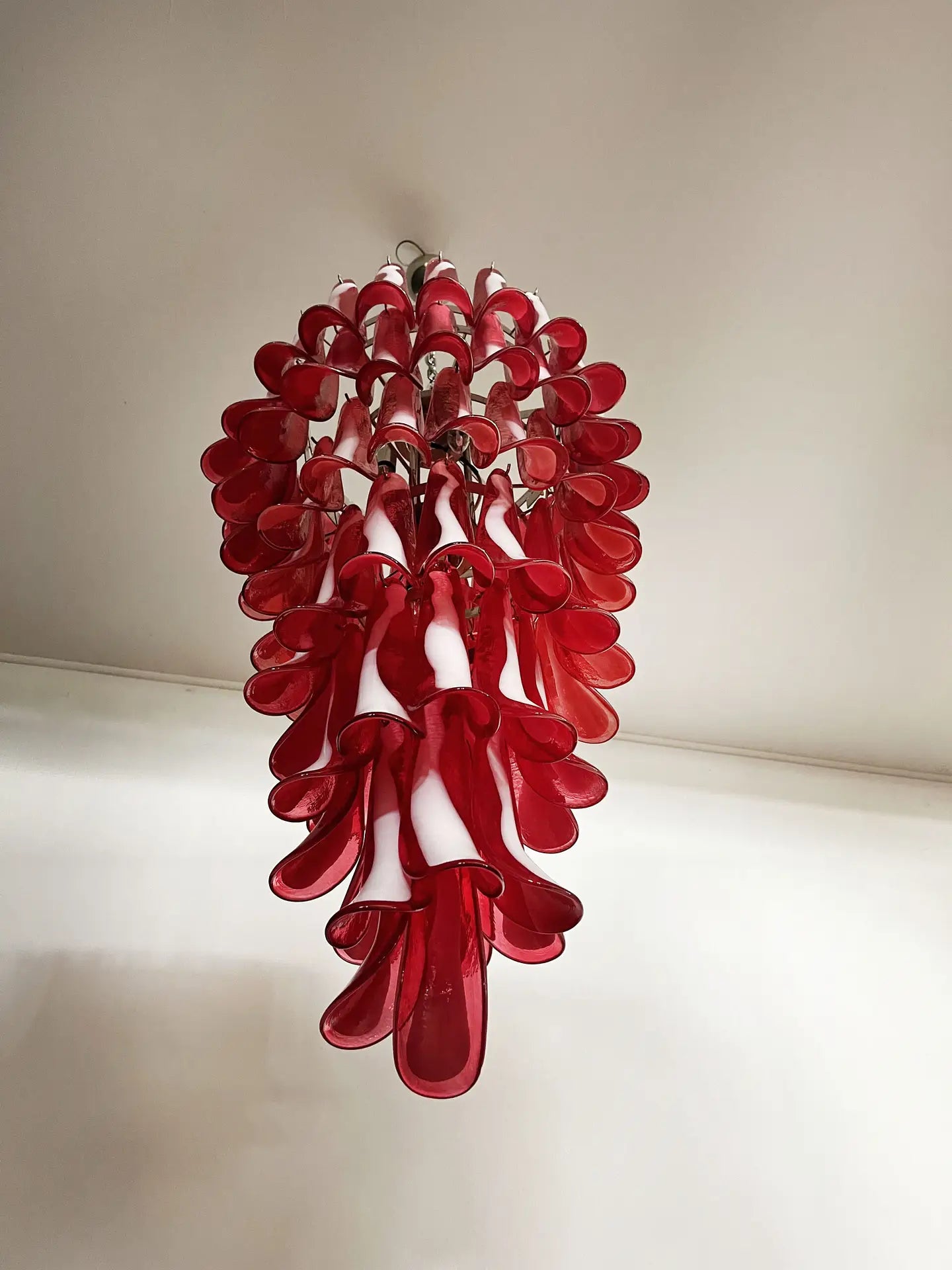Murano Lysekrone – 83 Røde Konglebladglass – detalj 4 – Murano Classics