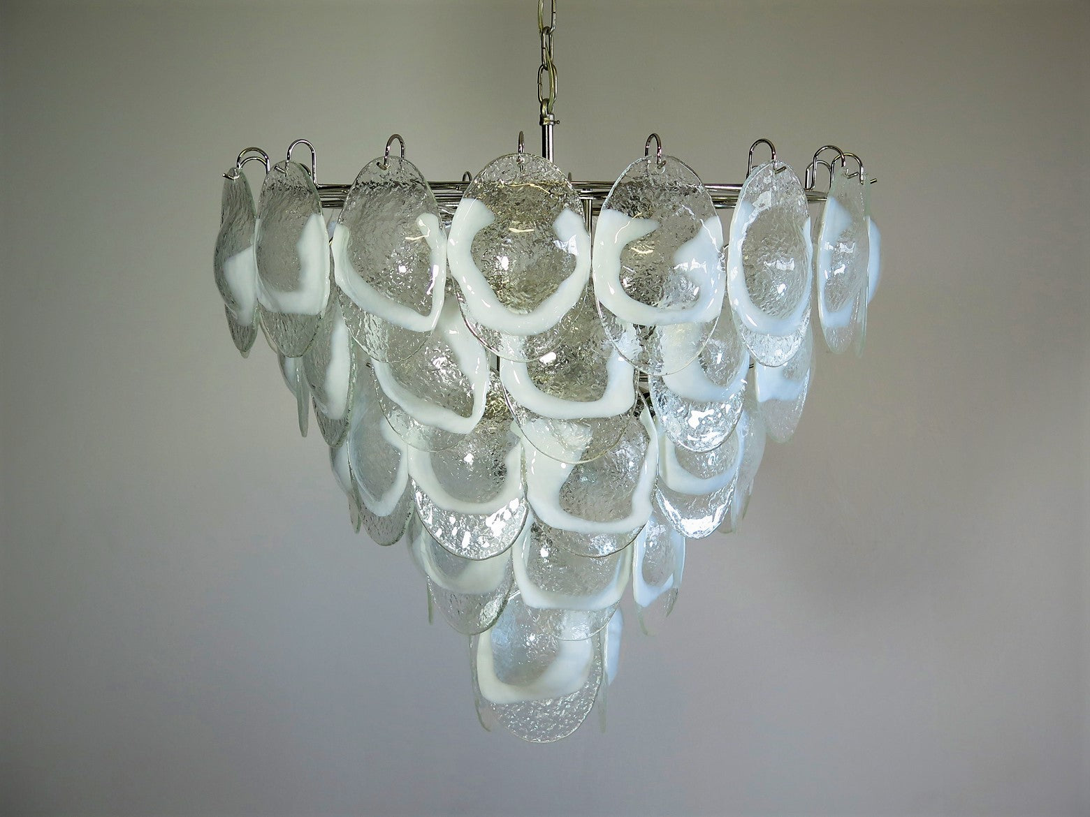 Murano Lysekrone – 50 Hvite Klare Konglebladglass – detalj 2 – Murano Classics