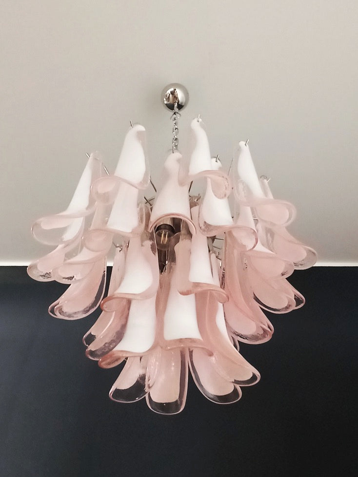 Murano Lysekrone – 36 Rosa Hvite Lattimo Konglebladglass – detalj 2 – Murano Classics