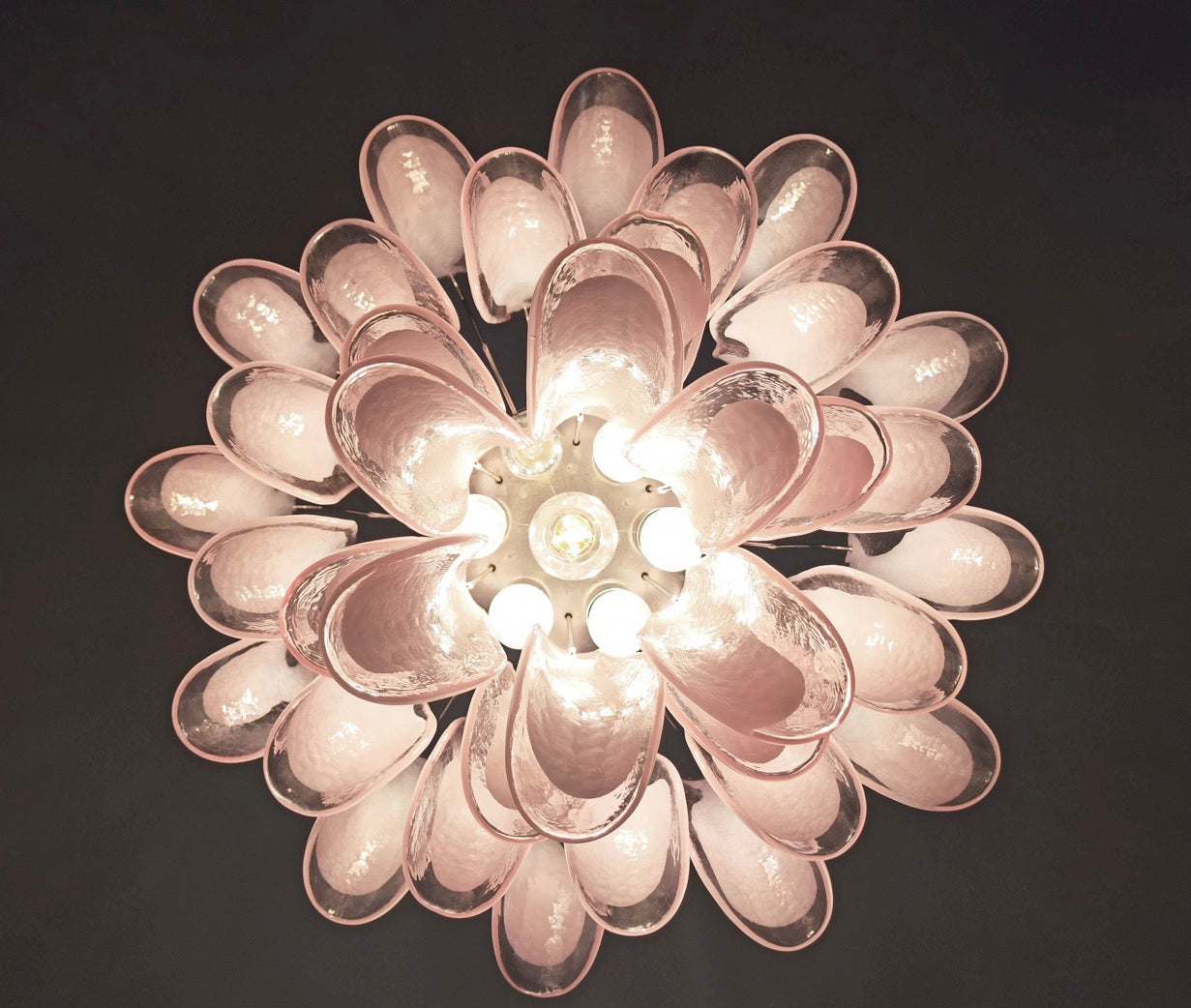 Murano Lysekrone – 36 Rosa Hvite Lattimo Konglebladglass – detalj 1 – Murano Classics