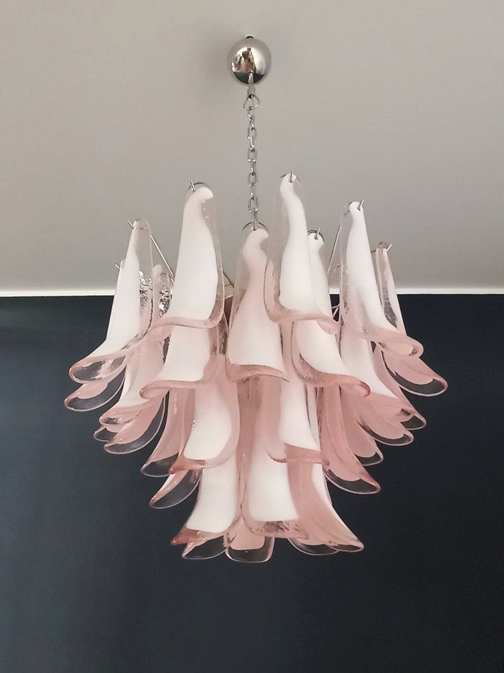Murano Lysekrone – 36 Rosa Hvite Lattimo Konglebladglass – detalj 3 – Murano Classics