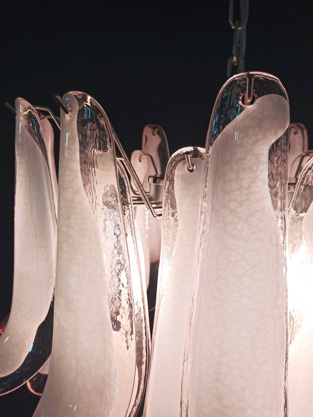 Murano Lysekrone – 36 Rosa Hvite Lattimo Konglebladglass – detalj 8 – Murano Classics
