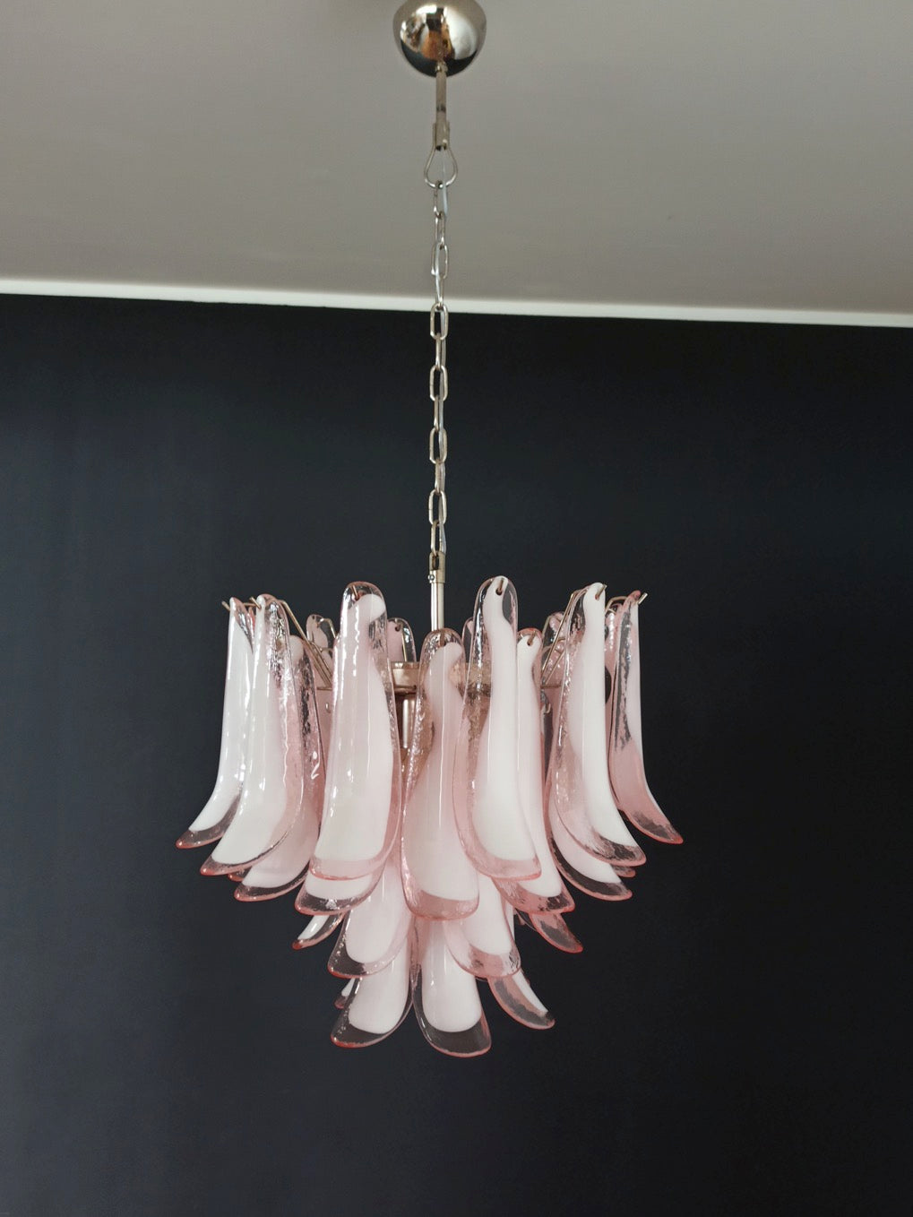 Murano Lysekrone – 36 Rosa Hvite Lattimo Konglebladglass – detalj 6 – Murano Classics
