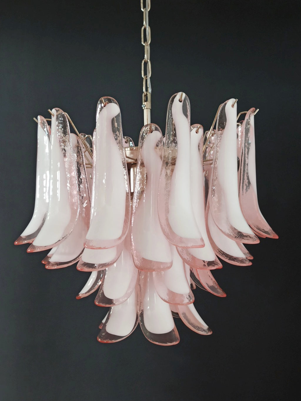 Murano Lysekrone – 36 Rosa Hvite Lattimo Konglebladglass – detalj 9 – Murano Classics