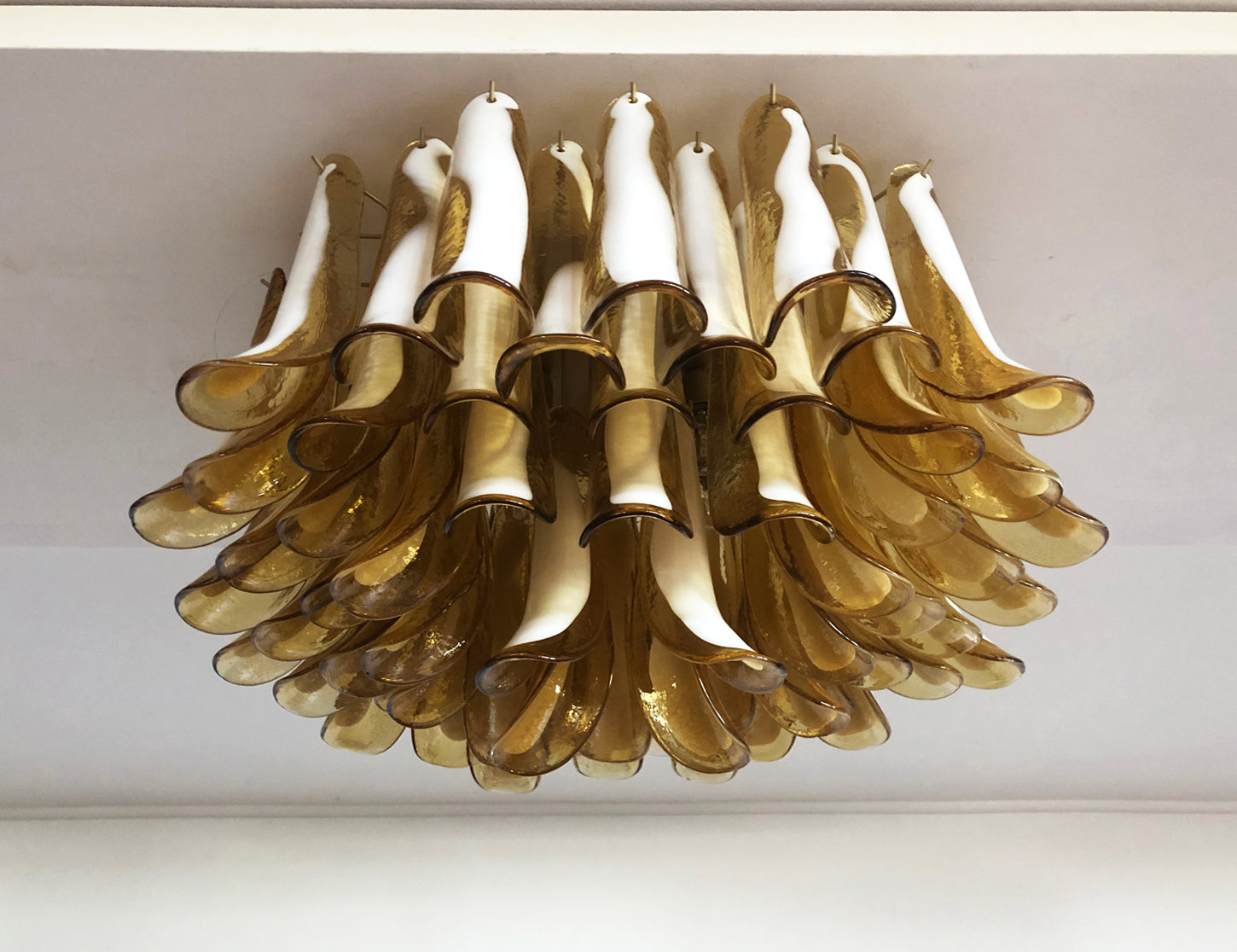 Murano Taklampe – 64 Karamel Konglebladglass – detalj 2 – Murano Classics