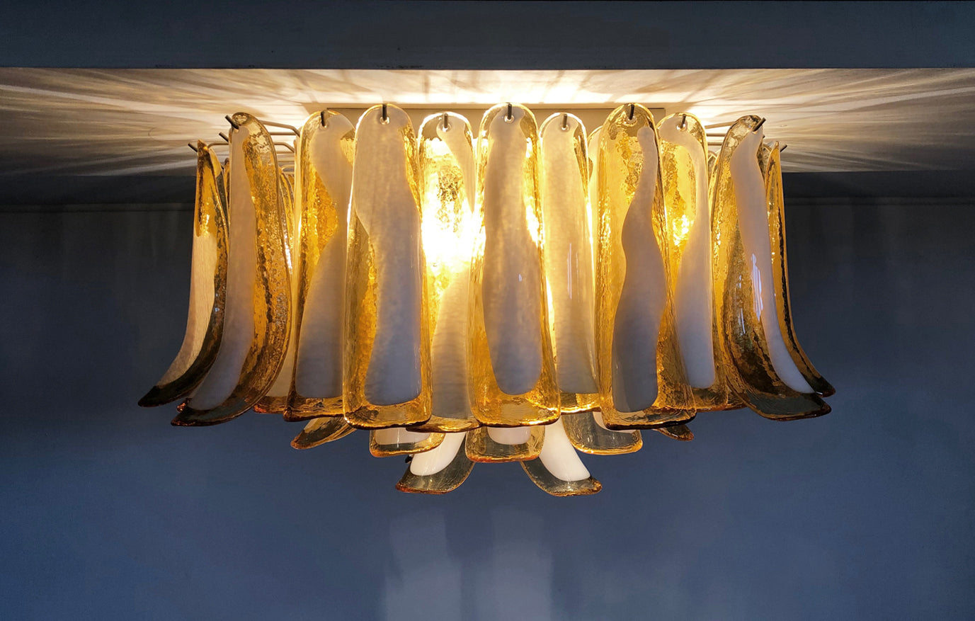 Murano Taklampe – 64 Karamel Konglebladglass – detalj 10 – Murano Classics