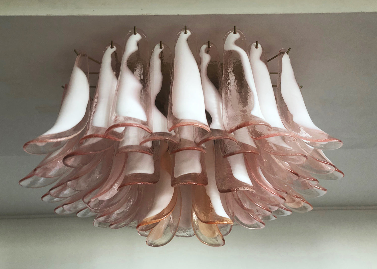 Murano Taklampe – 64 Rosa Konglebladglass – detalj 2 – Murano Classics