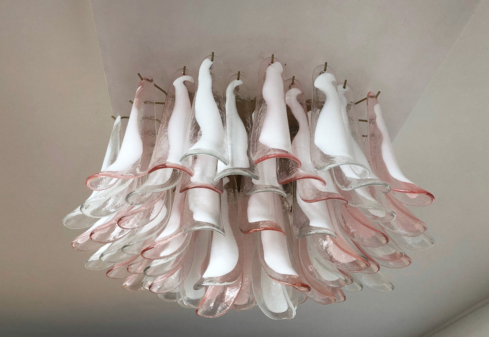 Murano Taklampe – 64 Klare og Rosa Konglebladglass – detalj 2 – Murano Classics