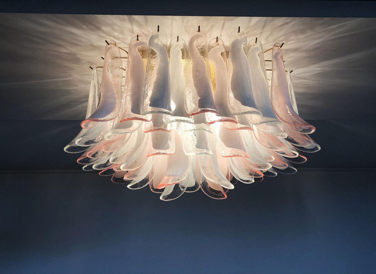 Murano Taklampe – 64 Klare og Rosa Konglebladglass – detalj 6 – Murano Classics