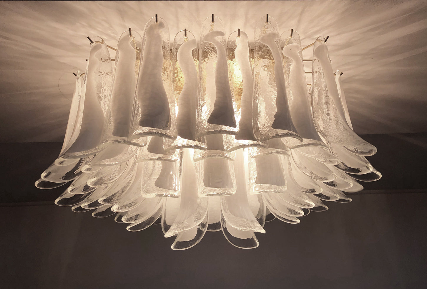 Murano Taklampe – 64 Hvite Konglebladglass – detalj 2 – Murano Classics