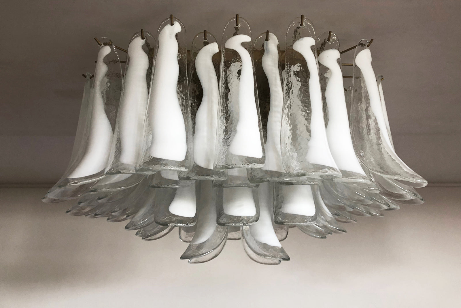Murano Taklampe – 64 Hvite Konglebladglass – detalj 6 – Murano Classics