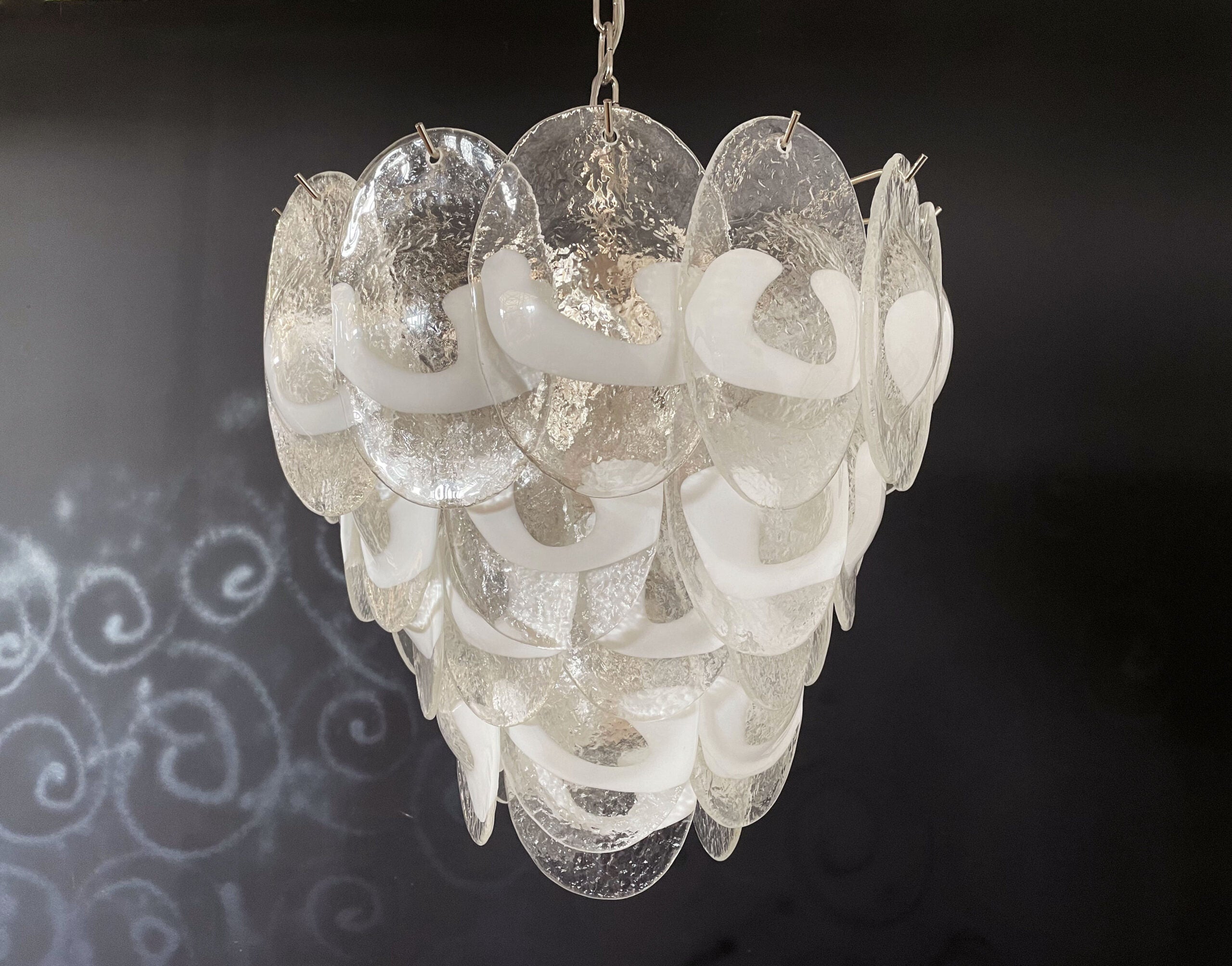 Murano Lysekrone – 41 Hvite Klare Konglebladglass – detalj 2 – Murano Classics